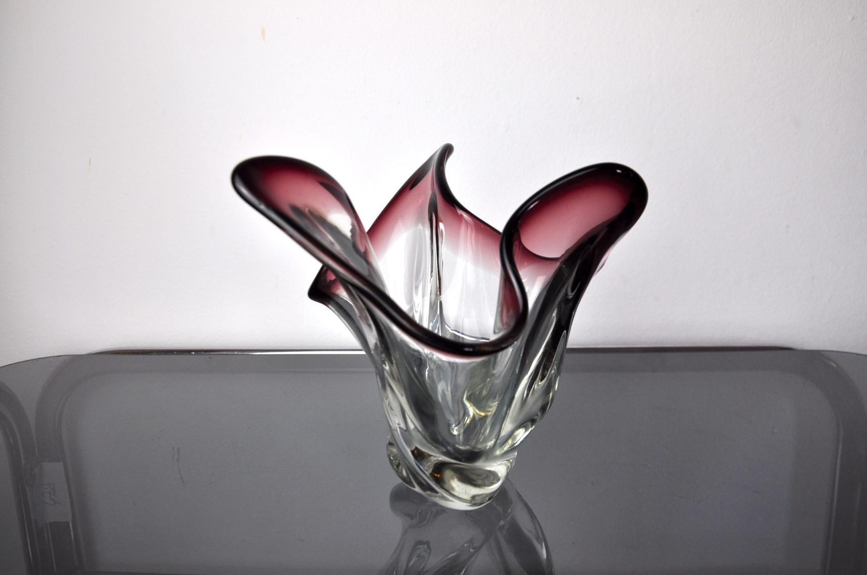 Hand blown sommerso purple and clear italian art glass vase. Attributed to seguso, murano italy, 1960s. This small, colorful vase has a beautiful design with drawn details and a ribbed edge using the sommerso technique. Use it as a key deposit,