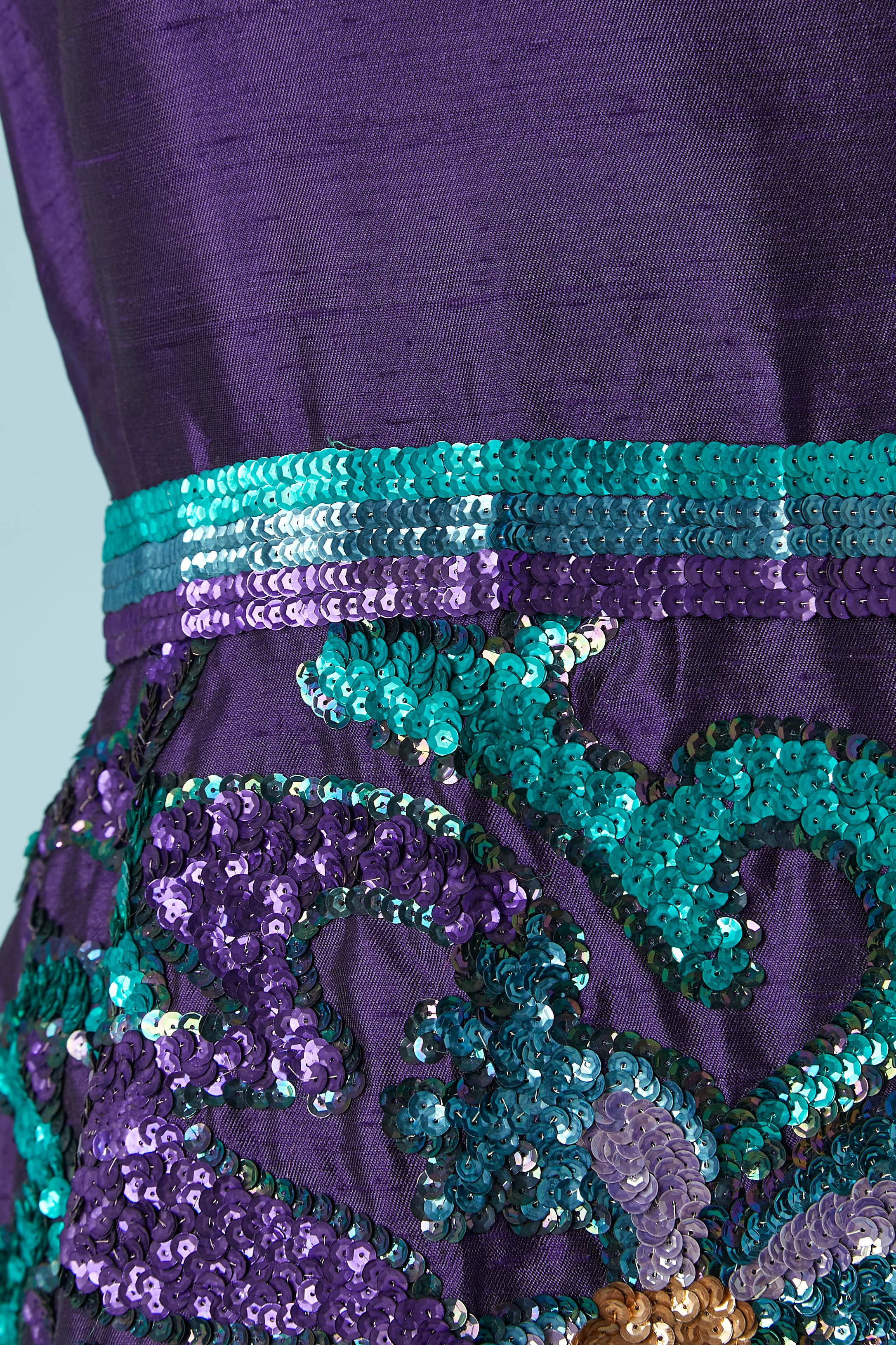 Purple shantung cocktail dress with sequins embroideries on the skirt Circa 1960 In Excellent Condition For Sale In Saint-Ouen-Sur-Seine, FR