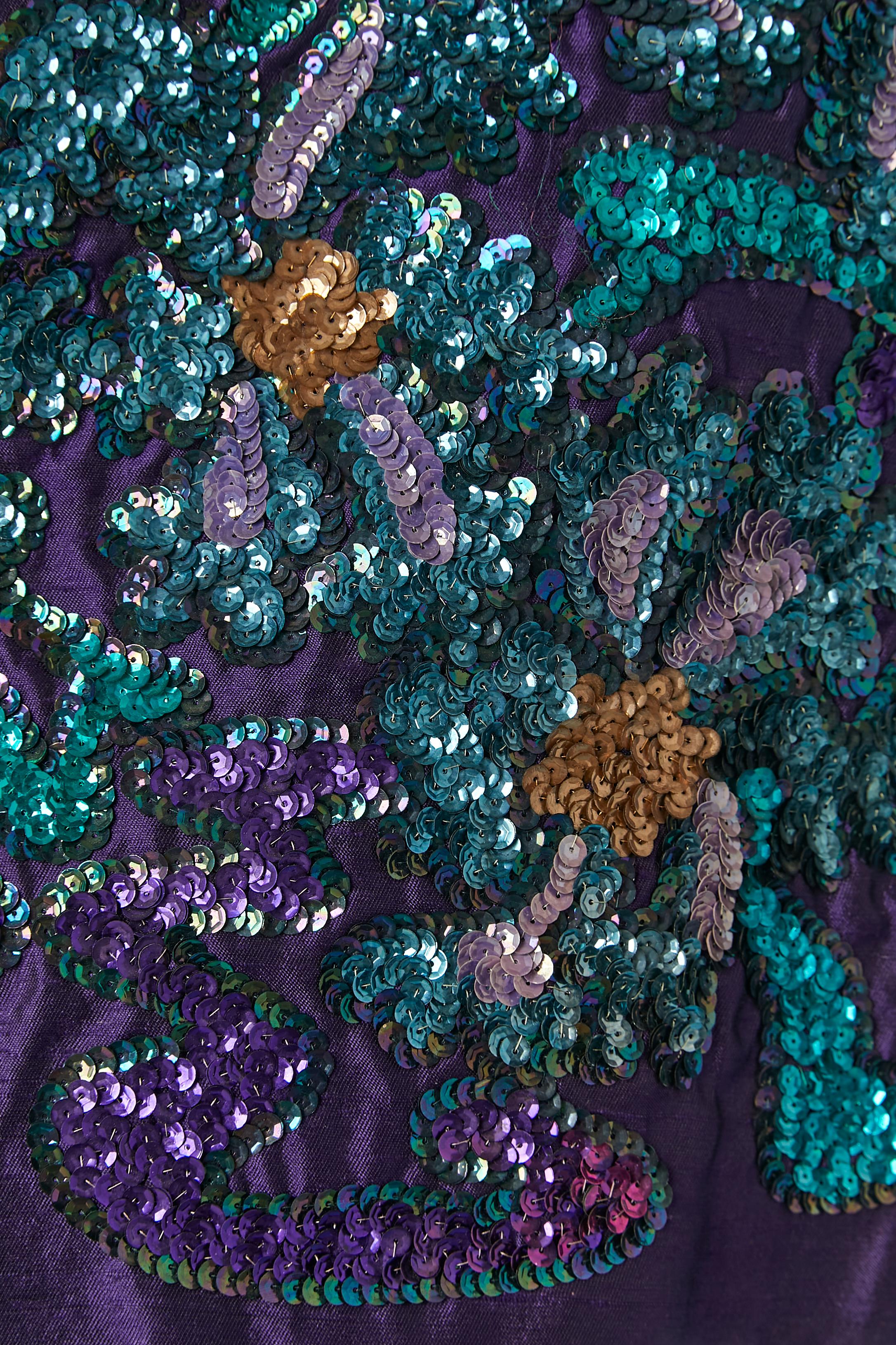 Purple shantung cocktail dress with sequins embroideries on the skirt Circa 1960 In Excellent Condition For Sale In Saint-Ouen-Sur-Seine, FR