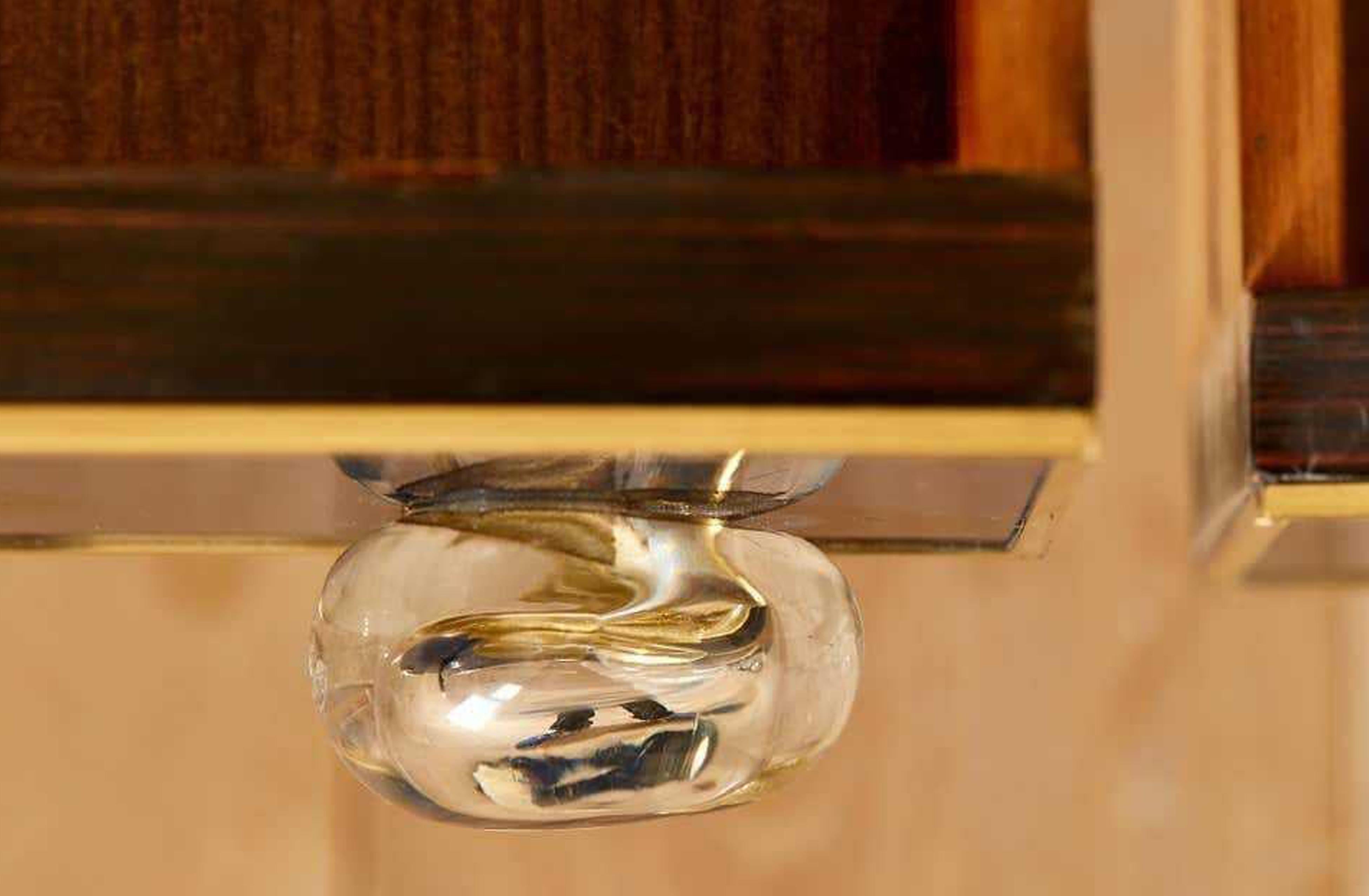 Lila Sideboard mit Muranoglas, 28 Goldkugeln und Messingverzierungen (Abgeschrägt) im Angebot