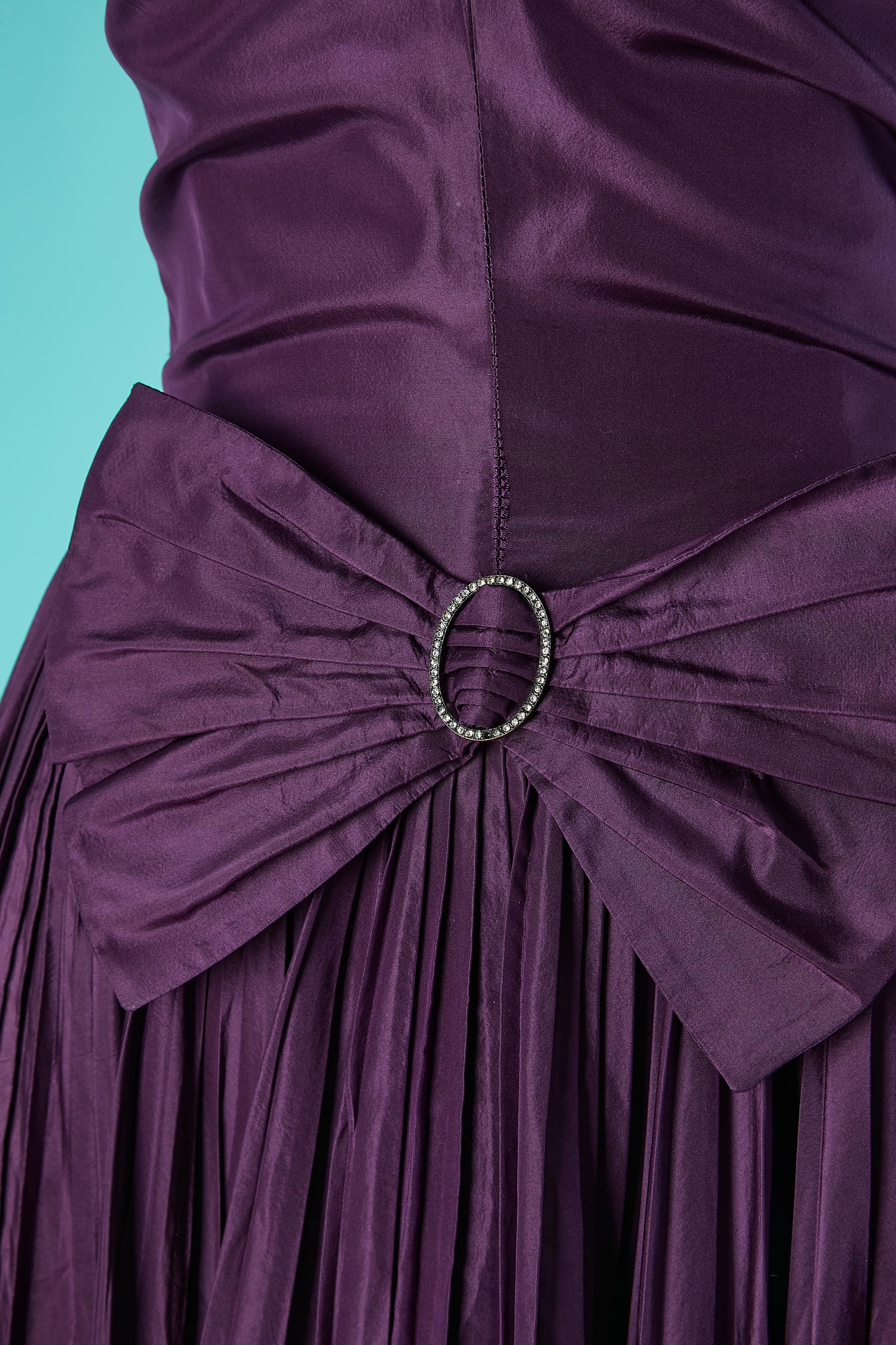 Purple silk bustier cocktail dress with bow and pleated skirt. Orange silk lining and petticoat. Draped on the bust. Boned.
Zip and hook&eye closure in the middle back. 
SIZE XS 