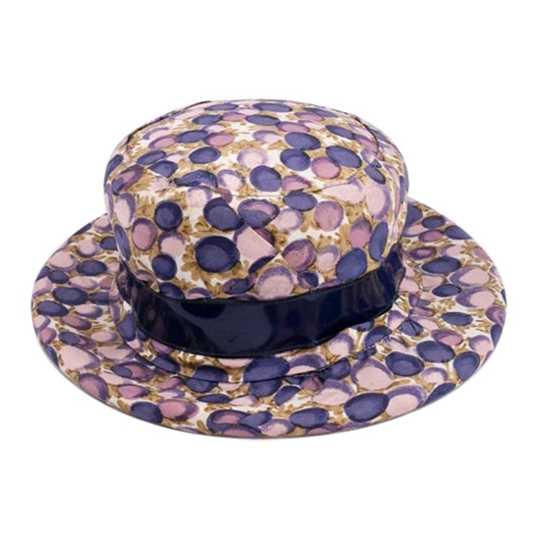 Chapeau en soie violette, années 1960 en vente