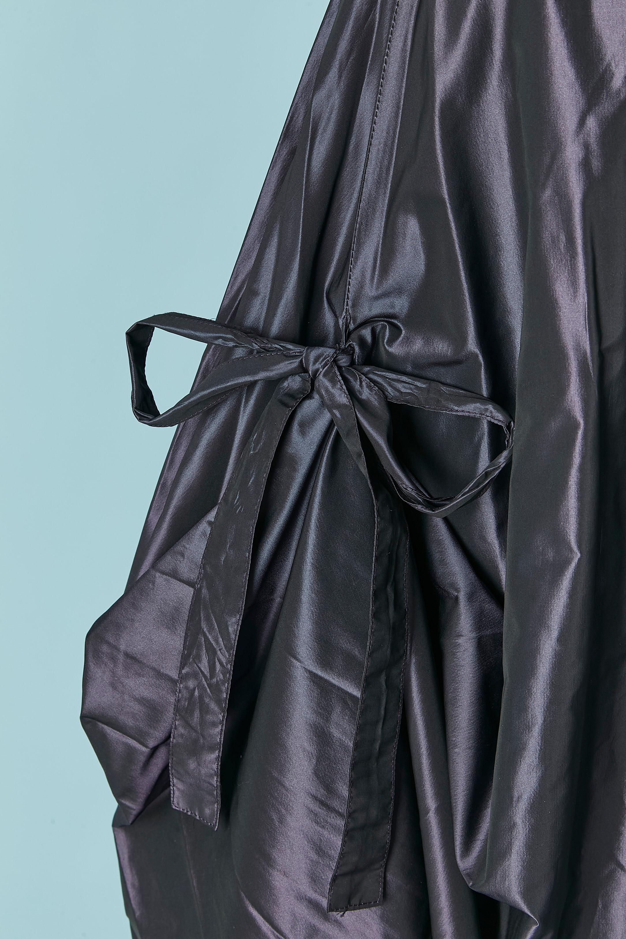 Lila Seidenrock mit Schleife. Zusammensetzung des Stoffes: 40% Seide, 60% Acetat. 
Knopf, Knopfloch und Reißverschluss auf der linken Seite.
GRÖSSE 38 (It) 4 (Us) XXS 