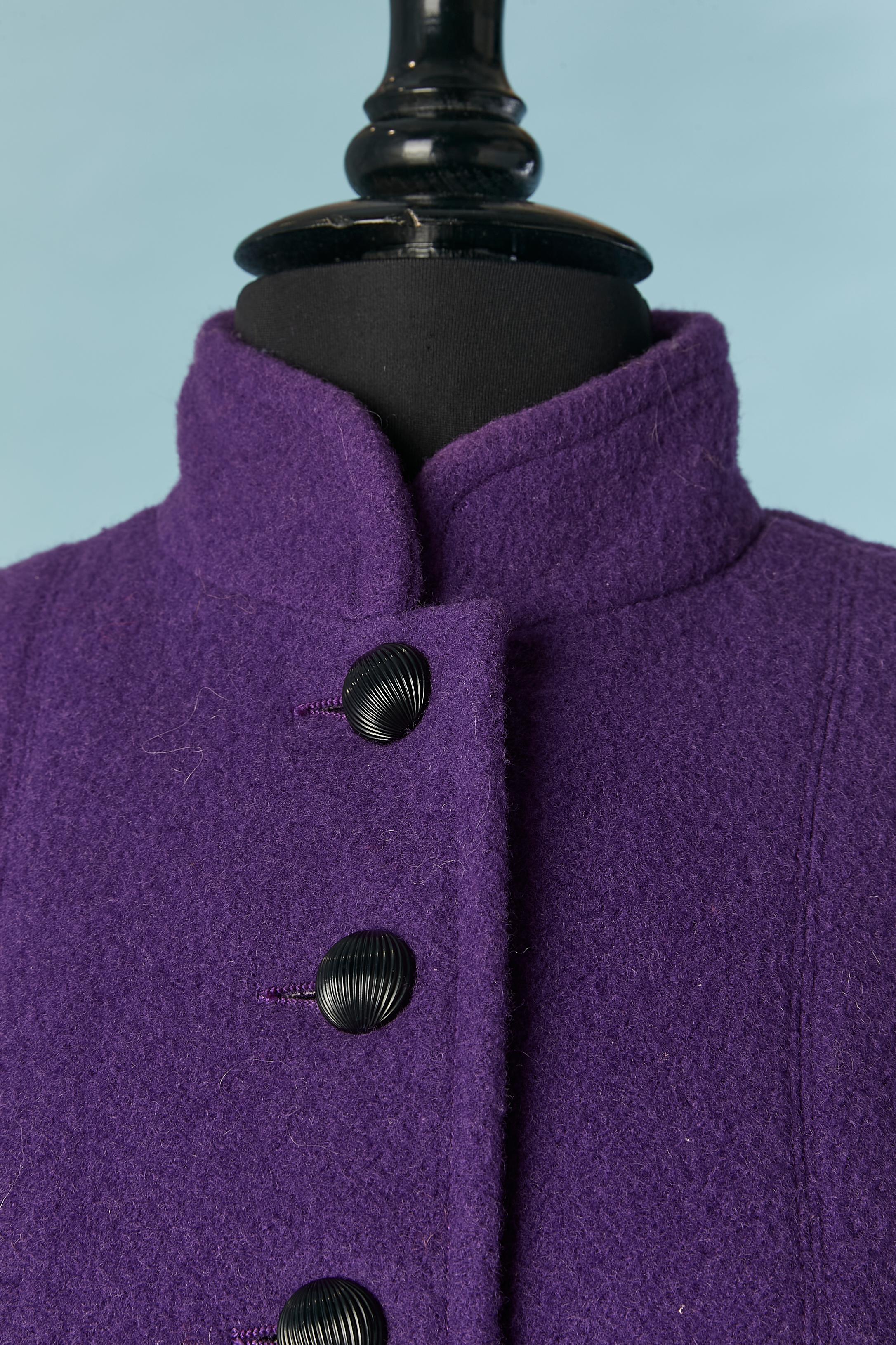 Cappotto monopetto in lana viola con bottoni neri. Tasca su entrambi i lati. 
TAGLIA 40 (Fr) L 