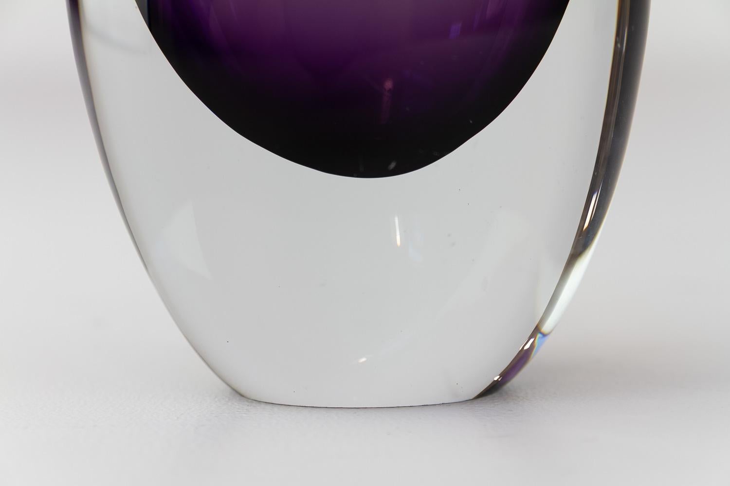 Vaso in vetro Sommerso viola di Gunnar Nylund per Strömbergshyttan Svezia, anni '60. in vendita 3