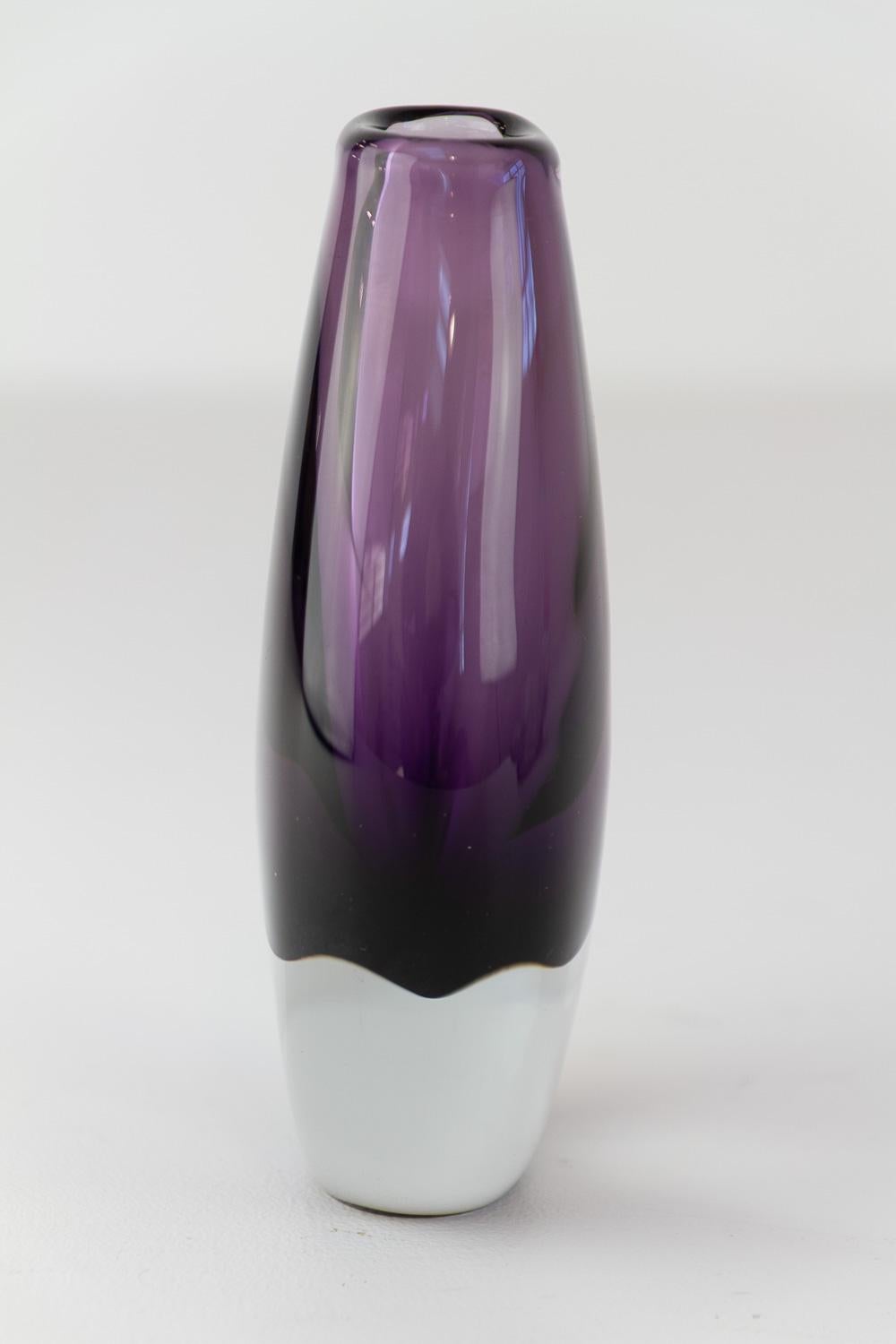 Vaso in vetro Sommerso viola di Gunnar Nylund per Strömbergshyttan Svezia, anni '60. in vendita 4