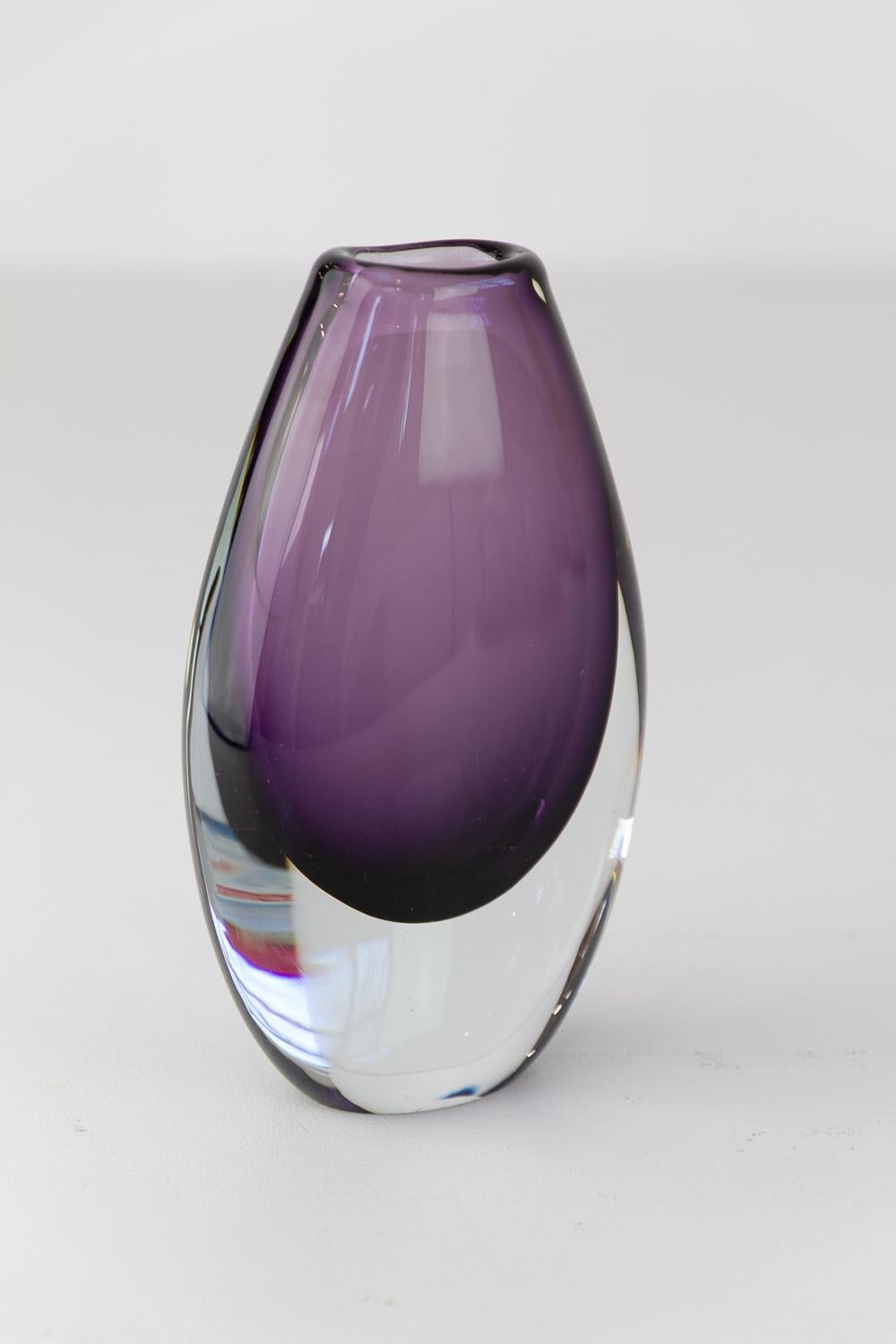 Vaso in vetro Sommerso viola di Gunnar Nylund per Strömbergshyttan Svezia, anni '60. in vendita 5