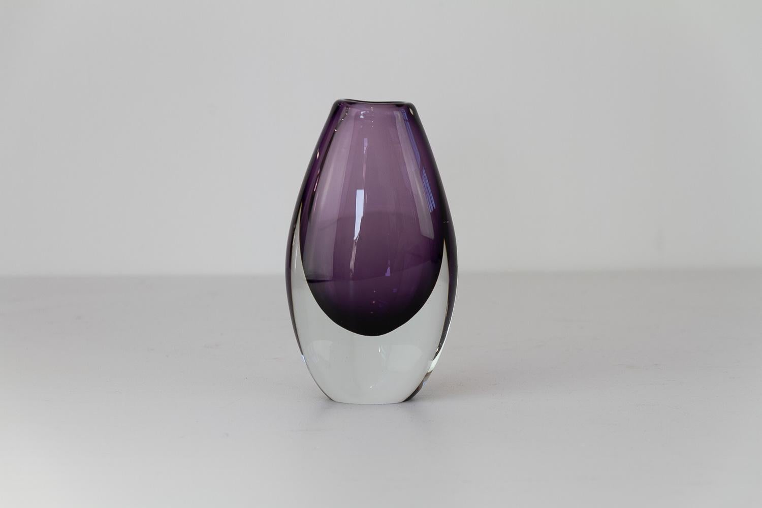 Vaso in vetro Sommerso viola di Gunnar Nylund per Strömbergshyttan Svezia, anni '60. in vendita 7