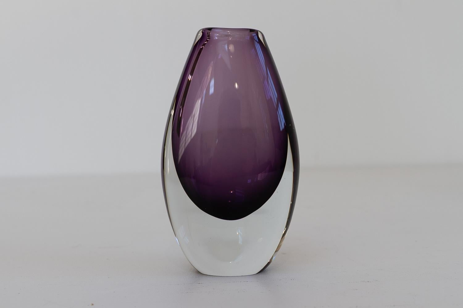Vaso in vetro Sommerso viola di Gunnar Nylund per Strömbergshyttan Svezia, anni '60.

Bellissimo vaso di piccole dimensioni in vetro trasparente e viola, soffiato a mano, in stile Mid-Century Modern svedese.
Disegnato da Gunnar Nylund e prodotto da