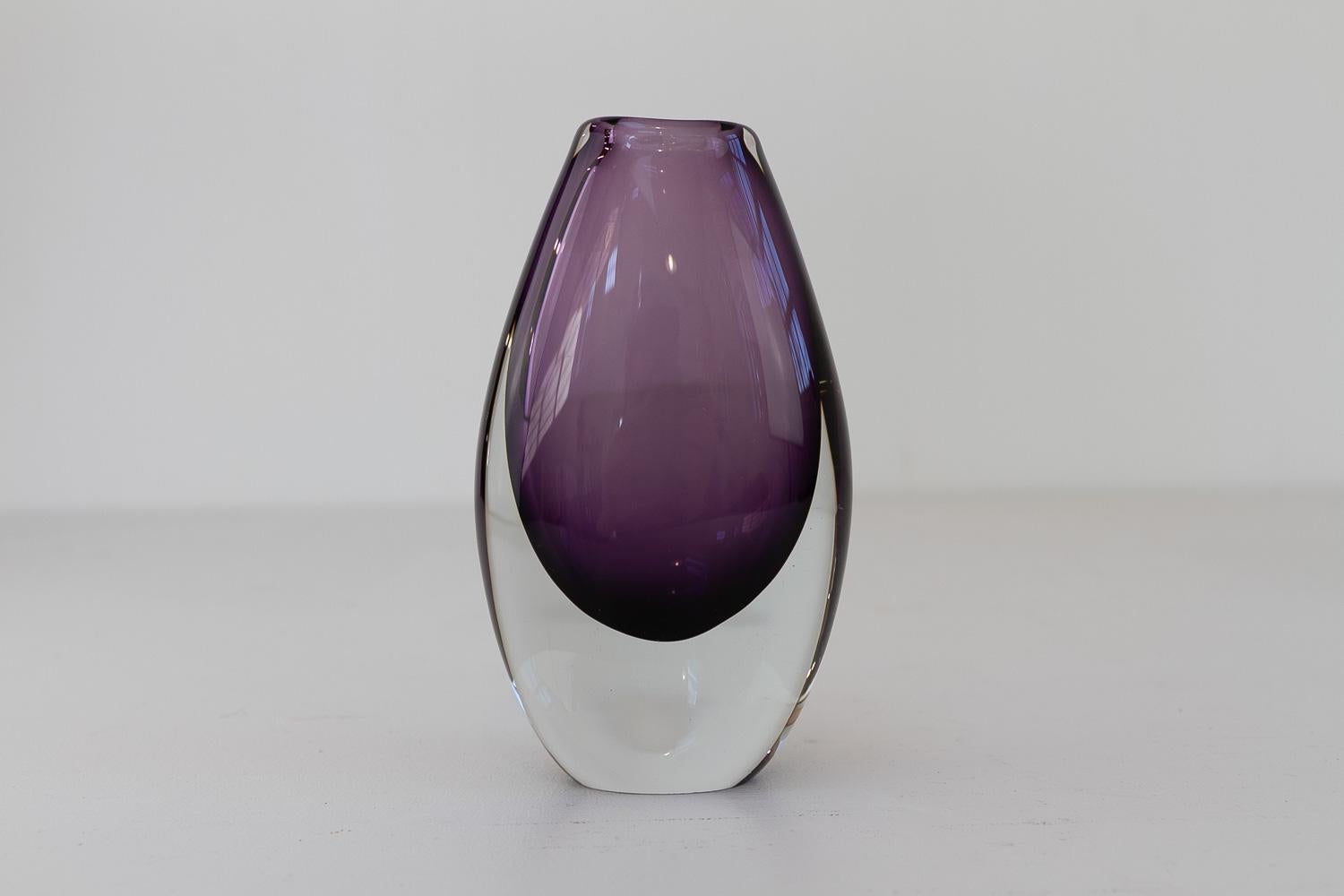 Scandinavo moderno Vaso in vetro Sommerso viola di Gunnar Nylund per Strömbergshyttan Svezia, anni '60. in vendita