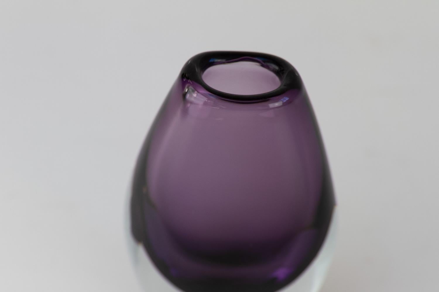 Svedese Vaso in vetro Sommerso viola di Gunnar Nylund per Strömbergshyttan Svezia, anni '60. in vendita