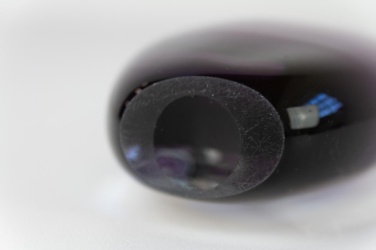 Metà XX secolo Vaso in vetro Sommerso viola di Gunnar Nylund per Strömbergshyttan Svezia, anni '60. in vendita