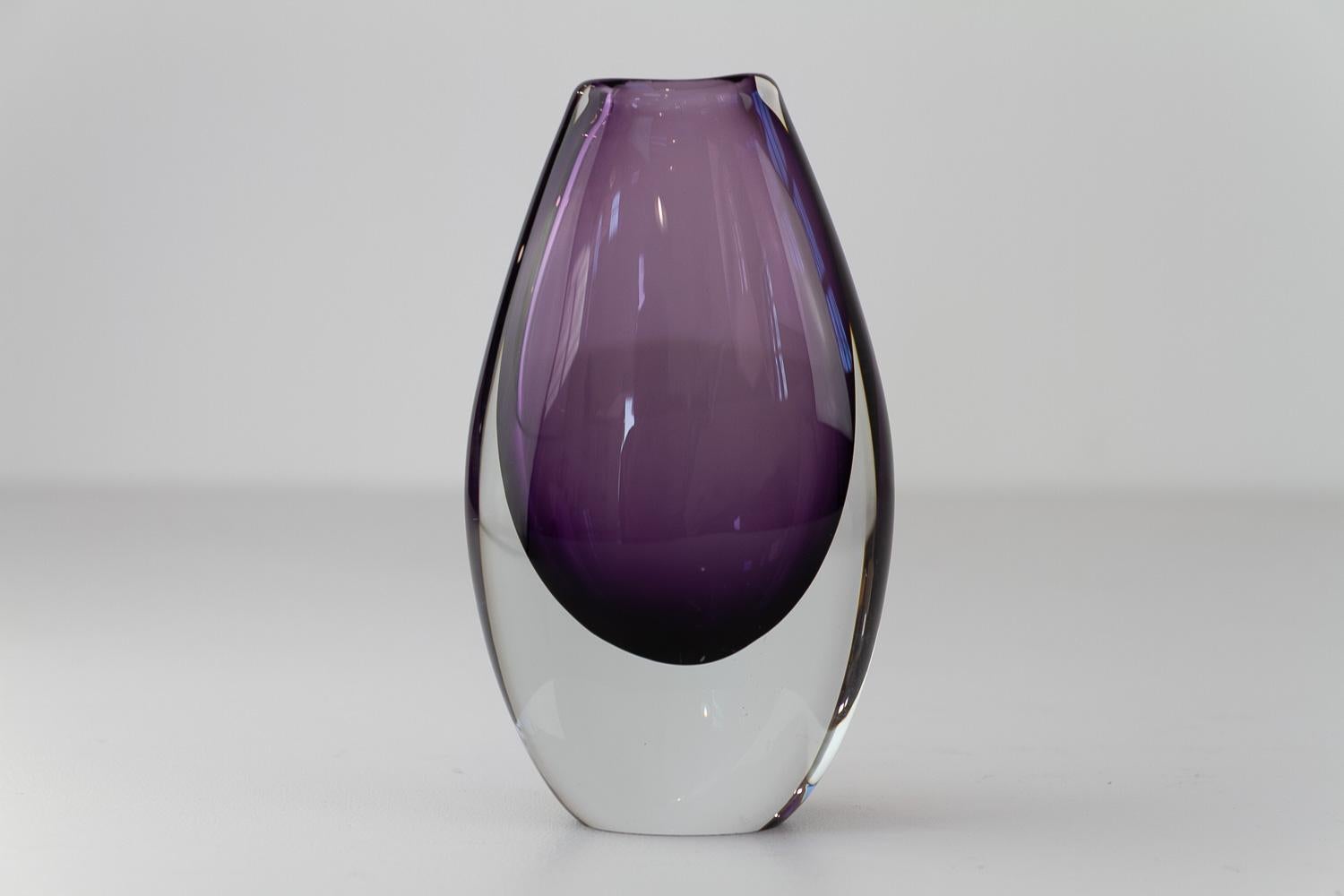 Vetro soffiato Vaso in vetro Sommerso viola di Gunnar Nylund per Strömbergshyttan Svezia, anni '60. in vendita