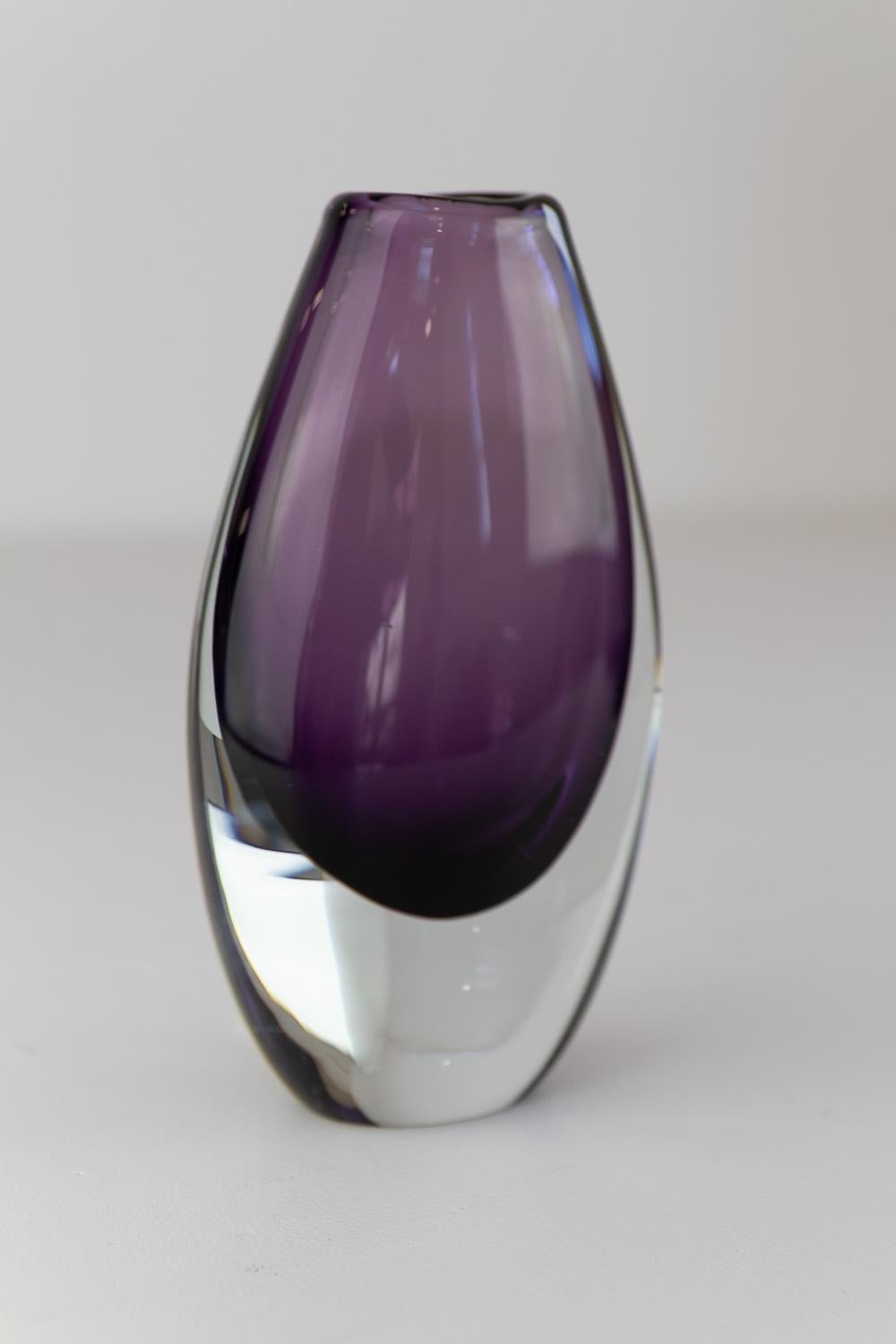 Vaso in vetro Sommerso viola di Gunnar Nylund per Strömbergshyttan Svezia, anni '60. in vendita 1