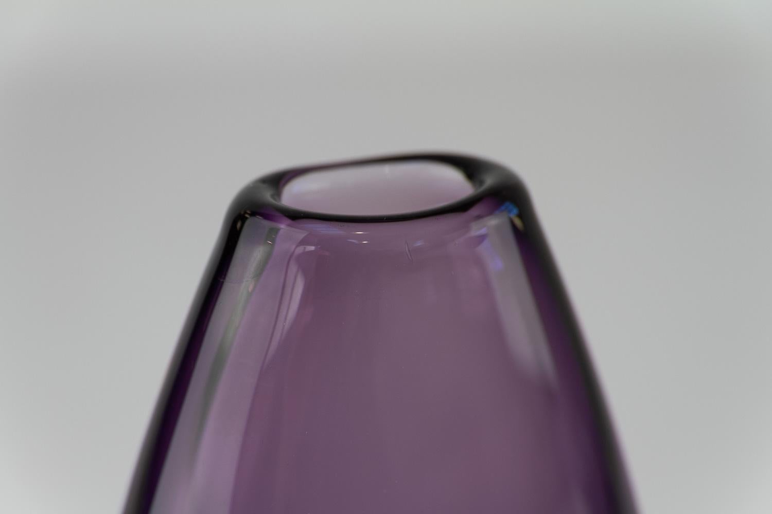 Vaso in vetro Sommerso viola di Gunnar Nylund per Strömbergshyttan Svezia, anni '60. in vendita 2