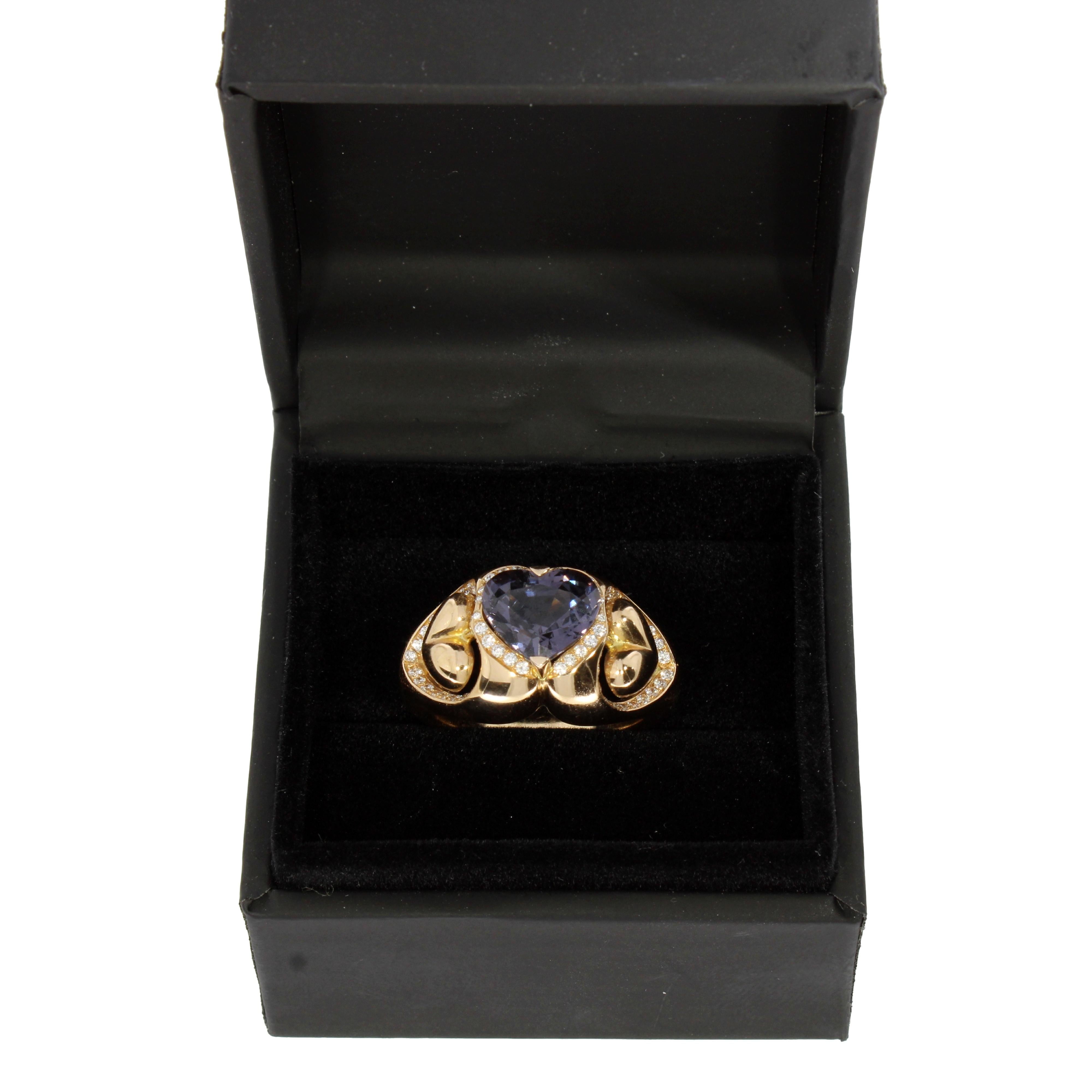 Purple Spinel and Diamond Heart Ring 18 Karat Collection by Niquesa In New Condition For Sale In London, GB