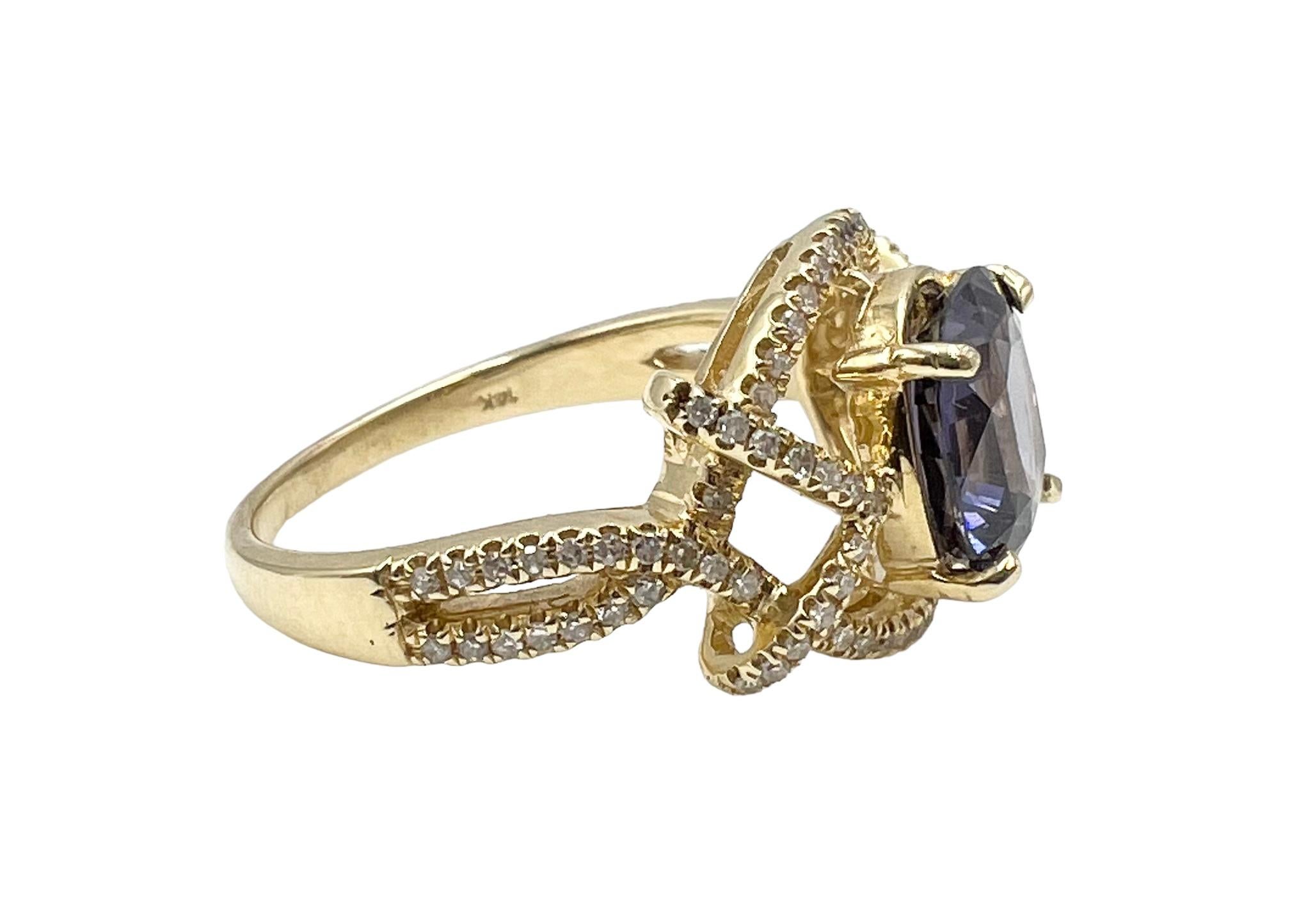 Ring mit lila Spinell und Diamanten (Kissenschliff) im Angebot