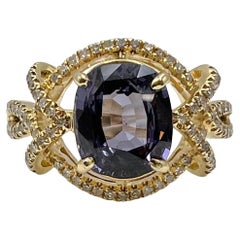 Ring mit lila Spinell und Diamanten