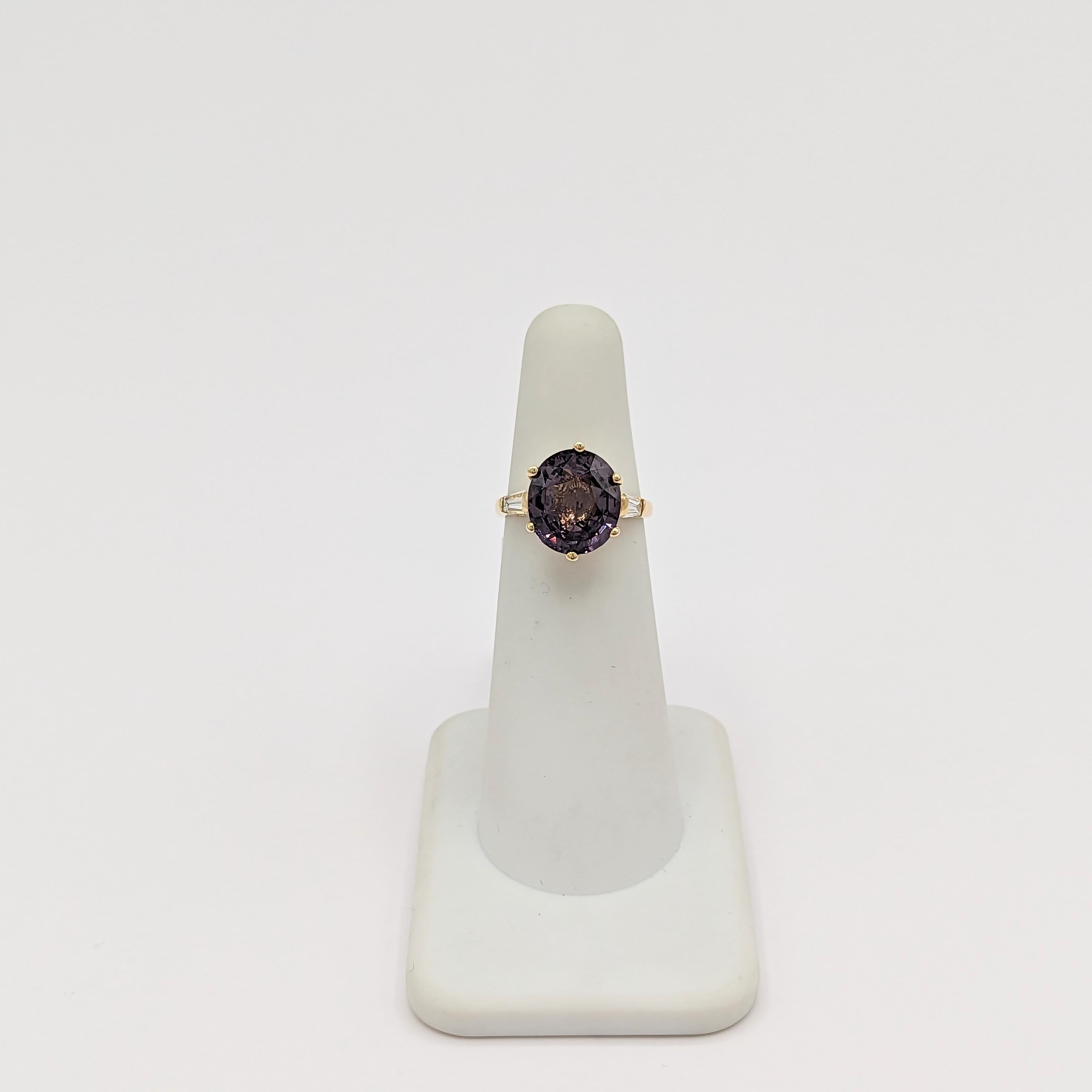Purple Spinel and White Diamond Three Stone Ring in 14K Yellow Gold In New Condition For Sale In Los Angeles, CA