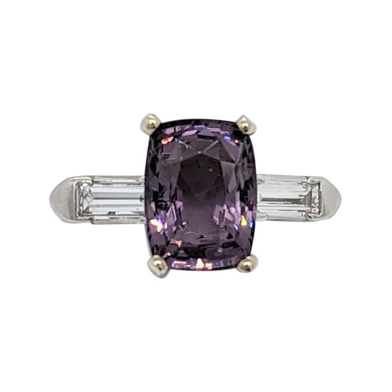 Anillo de tres piedras con cojín de espinela púrpura y baguette de diamante blanco en platino