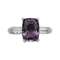 Lila Spinell Kissenschliff und weißer Diamant Baguette-Ring mit drei Steinen aus Platin