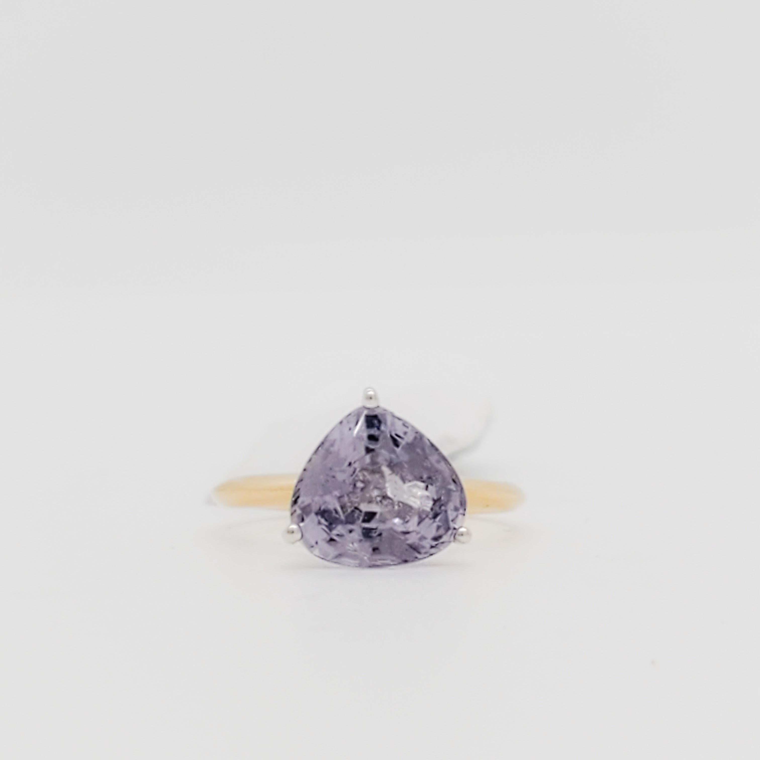 Magnifique spinelle violet de 3,60 ct. en forme de poire dans une bague solitaire.  Fabriqué à la main en or jaune et blanc 14 carats.  Bague taille 6.5.