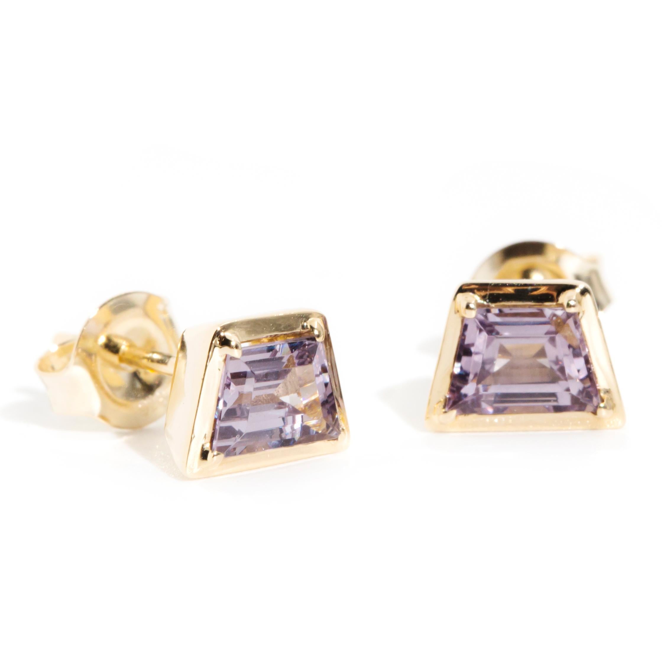Purple Spinel Trapezoid Cut Contemporary Stud Earrings in 9 Carat Yellow Gold In New Condition For Sale In Hamilton, AU