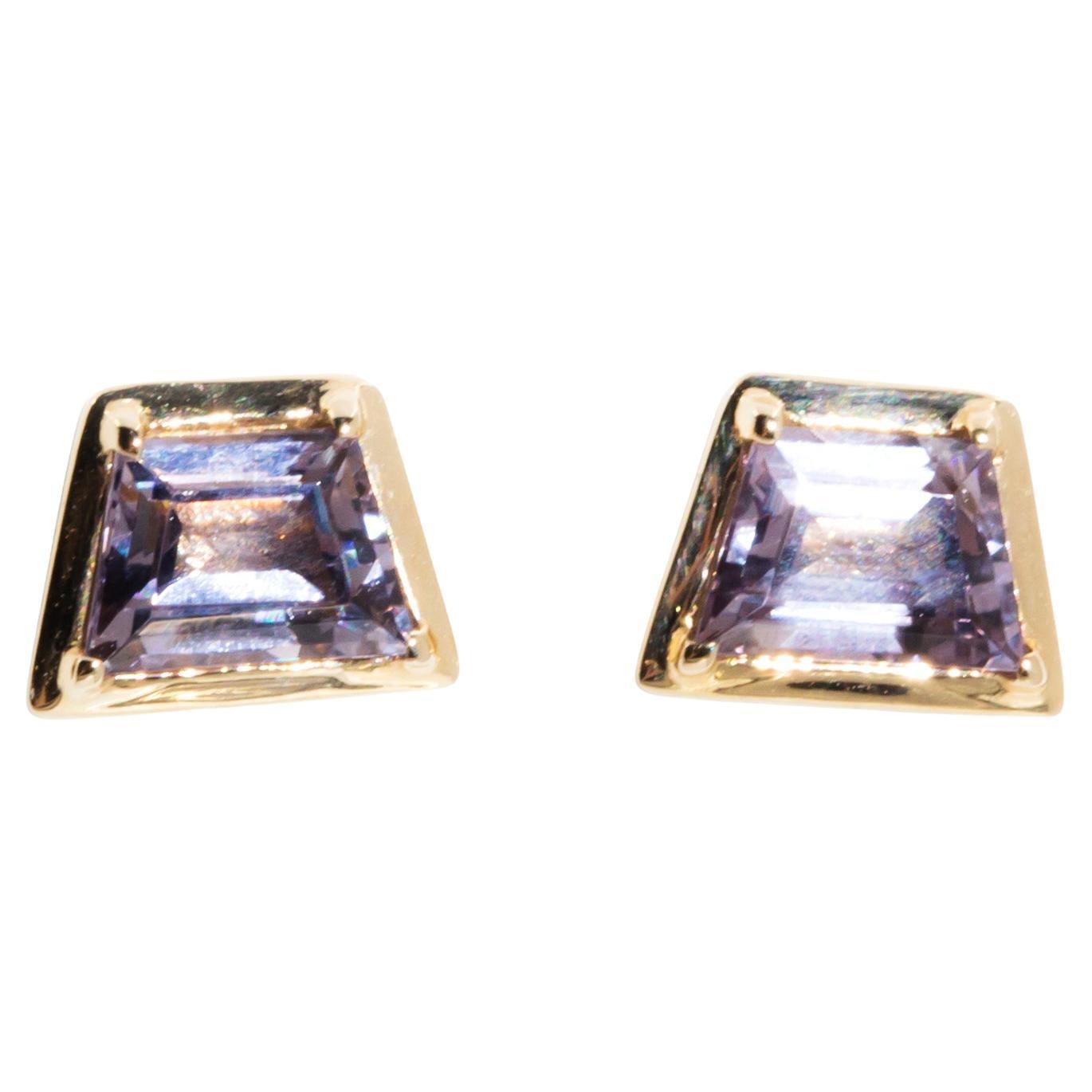 Clous d'oreilles contemporains en or jaune 9 carats avec spinelle violette taille trapézoïdale