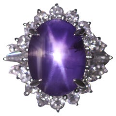 Bague en platine avec saphir étoilé violet et diamants