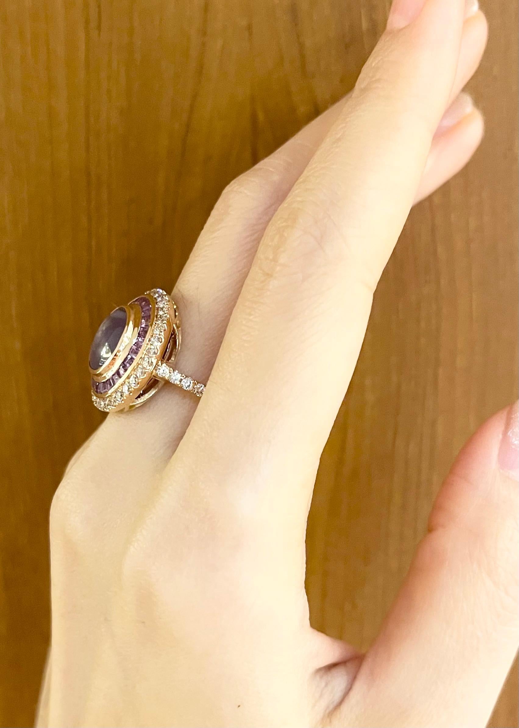 Ring mit lila Sternsaphir, lila Saphir und braunem Diamant aus 18 Karat Roségold im Zustand „Neu“ im Angebot in Bangkok, TH