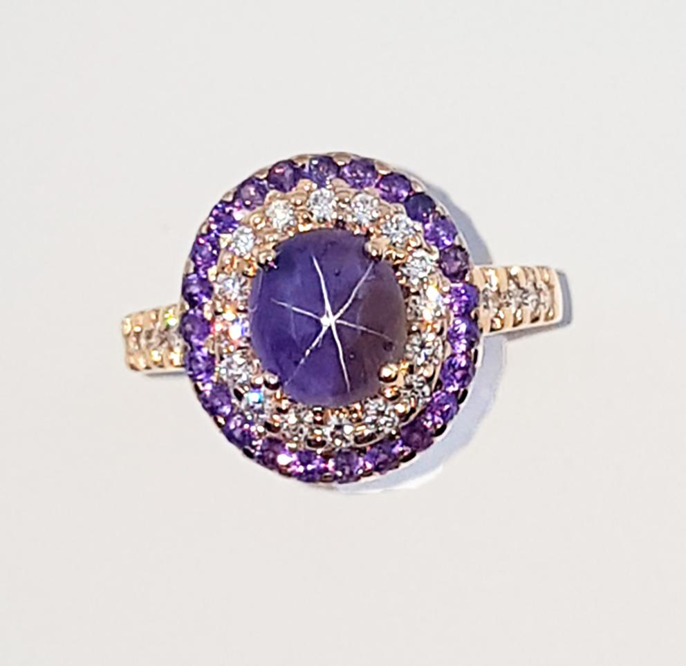 Bague en or rose 18 carats avec saphir étoilé violet, saphir violet et diamants  en vente 3