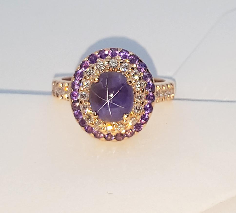 Bague en or rose 18 carats avec saphir étoilé violet, saphir violet et diamants  en vente 4