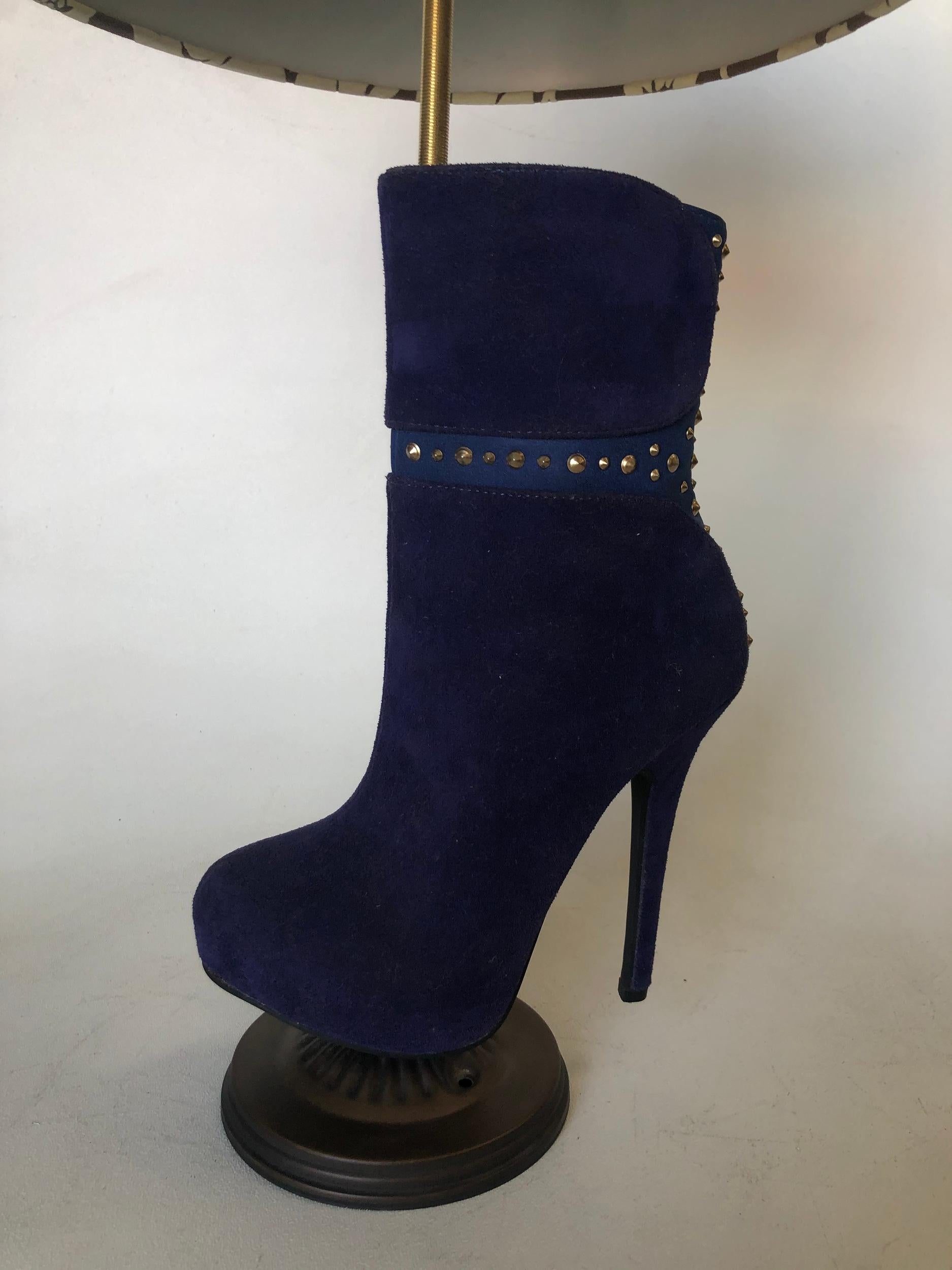 Vintage purple suede stiletto heel boot shoe table lamp with floral lamp shade.

Measures: 25