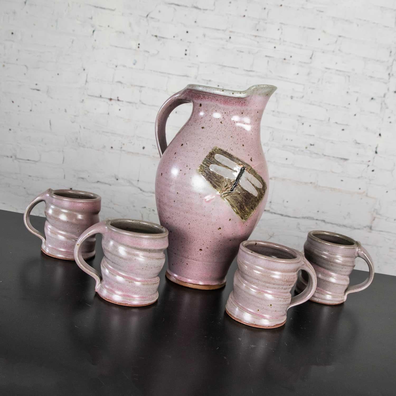 L'ensemble de chocolat chaud en céramique Studio Pottery de couleur violette comprend un pichet et quatre tasses. Belle condition adaptée à l'âge, sans éclats, fissures, ou chiggers que nous avons vu. Veuillez voir les photos, circa