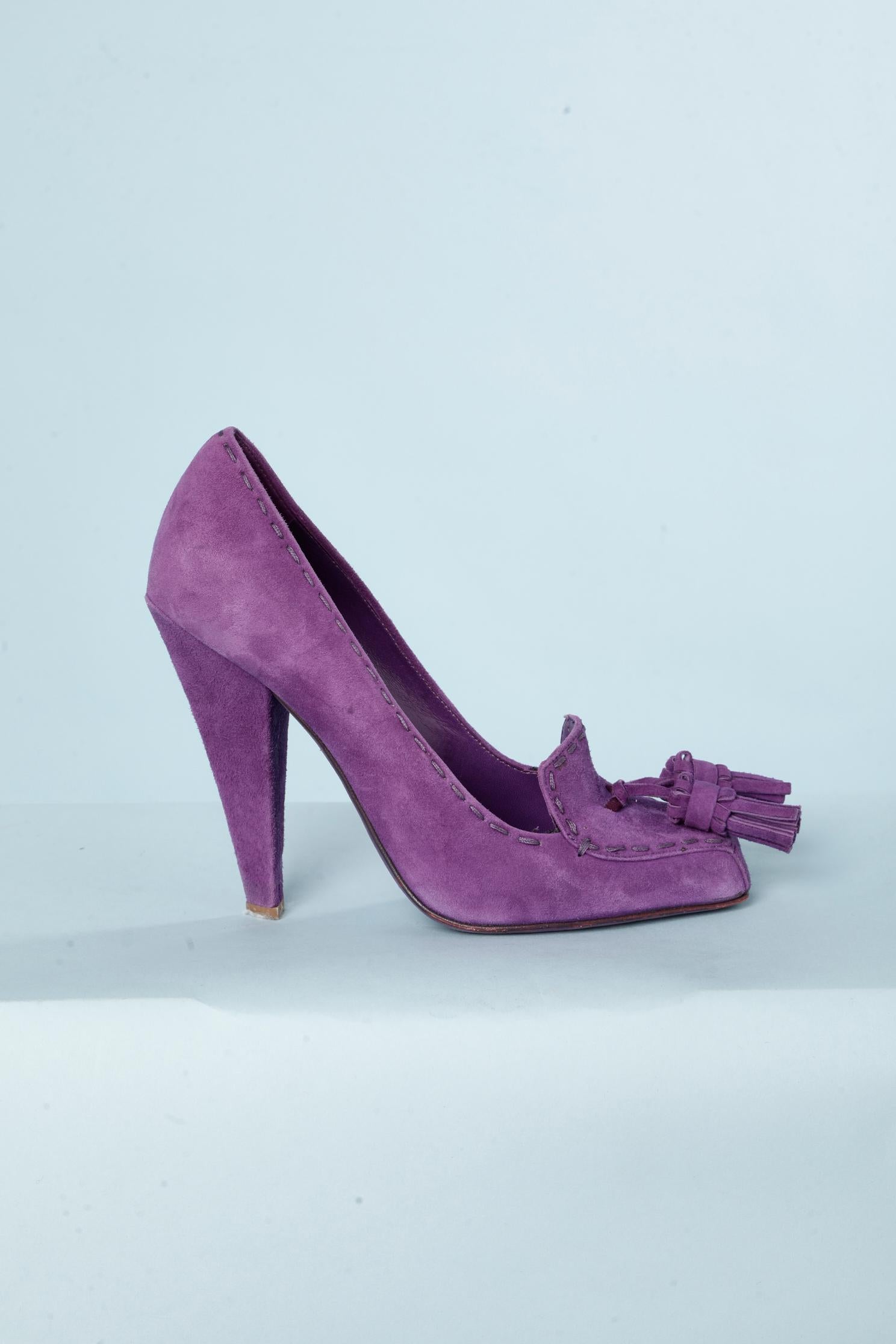 Mocassin à talons hauts en daim violet avec pompon. Hauteur du talon = 11 cm 
Pointure : 37 (It)