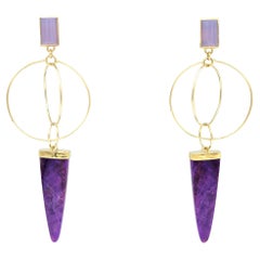 Lila Sugilit und Chalcedon-Ohrringe mit Kreis aus 14 Karat Gelbgold