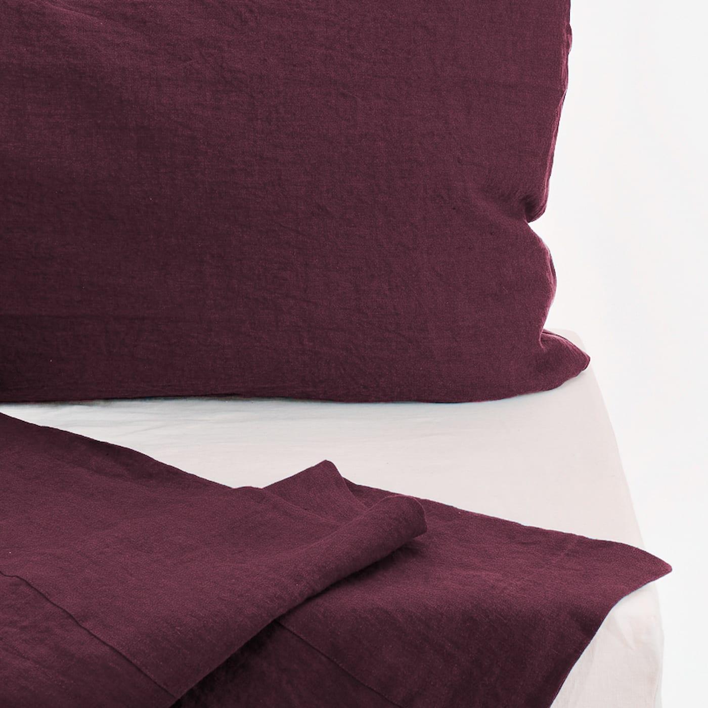 An elegant and colourful set entirely handmade of the finest linen, this set comprises a top sheet with matching pillowcases dyed in a sophisticated purple, and a white fitted sheet that will fit a 30 cm-deep mattress. The delicate hue of purple is