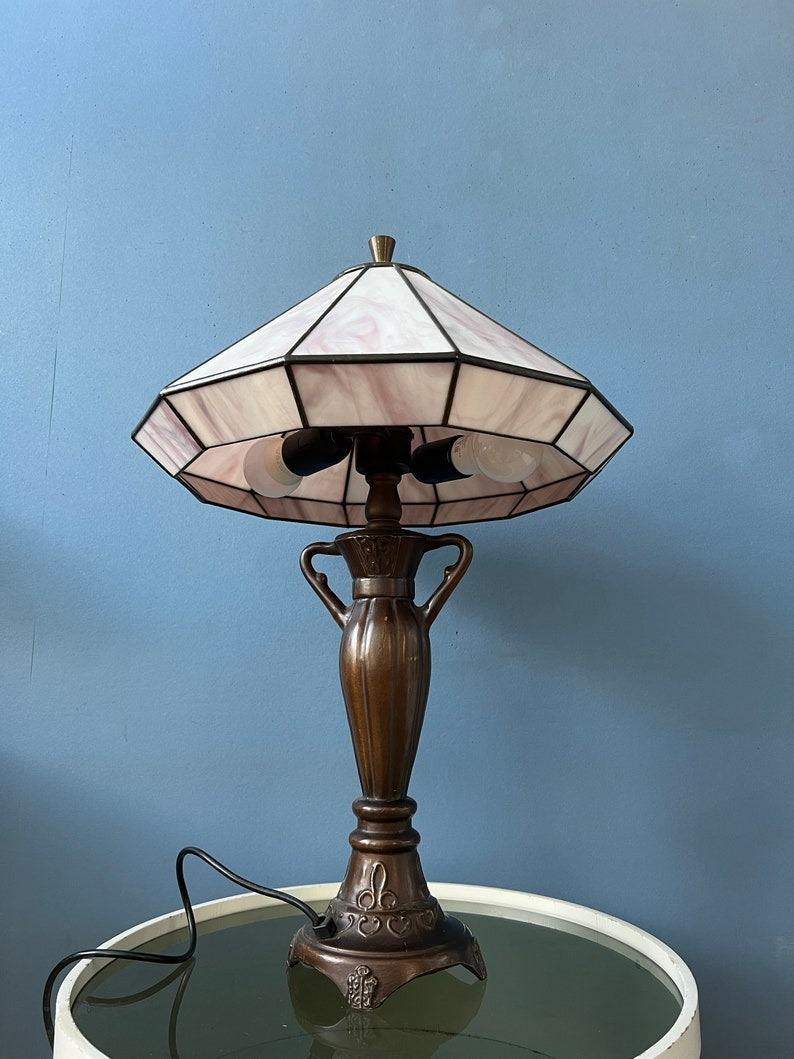 Grande lampe de table Tiffany majestueuse avec abat-jour en verre teinté violet/beige. La base est en métal et l'abat-jour est en acrylique. Le vitrail crée un magnifique effet de lumière. L'abat-jour peut être retiré de la base et positionné de la
