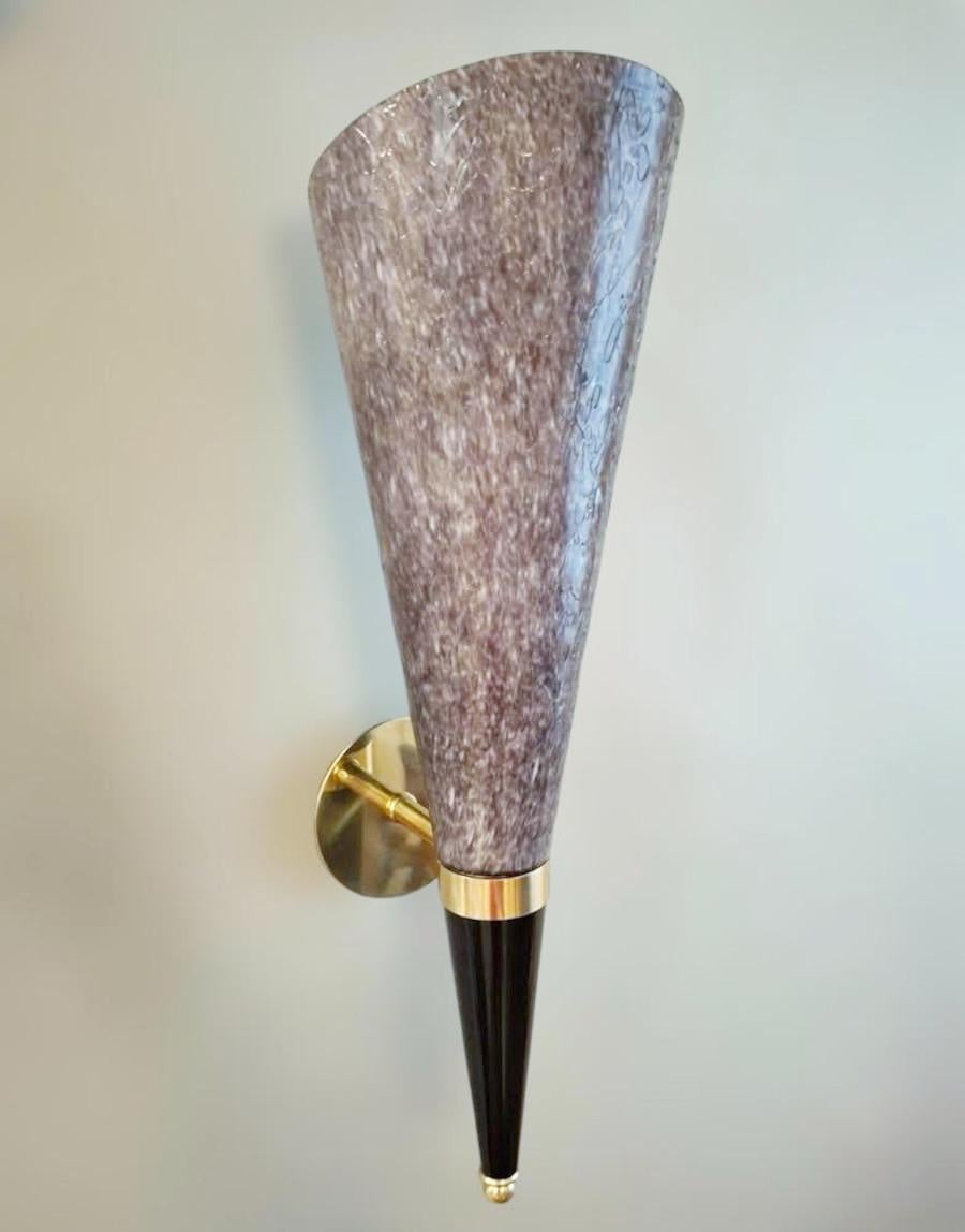 Applique murale torchère italienne avec abat-jour conique en verre de Murano soufflé à la main, de couleur violet foncé, monté sur une monture en laiton / Made in Italy
1 lampe / type E26 ou E27 / max 60W
Dimensions : hauteur 24.5 pouces, largeur