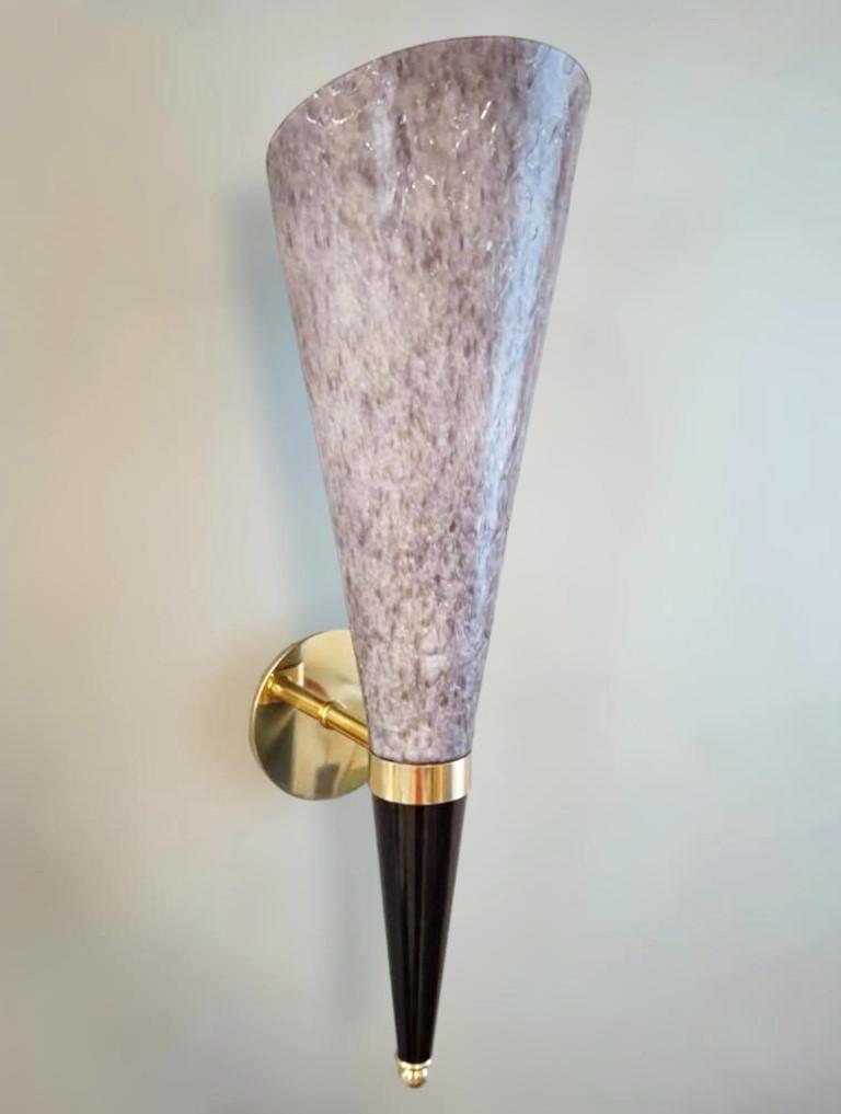 Aplique de pared italiano tipo torchere con pantallas cónicas de cristal de Murano soplado a mano de color morado claro montadas en marcos de latón / Made in Italy
1 luz / tipo E26 o E27 / máx. 60W
Medidas: alto 24 pulgadas, ancho 7,5 pulgadas,