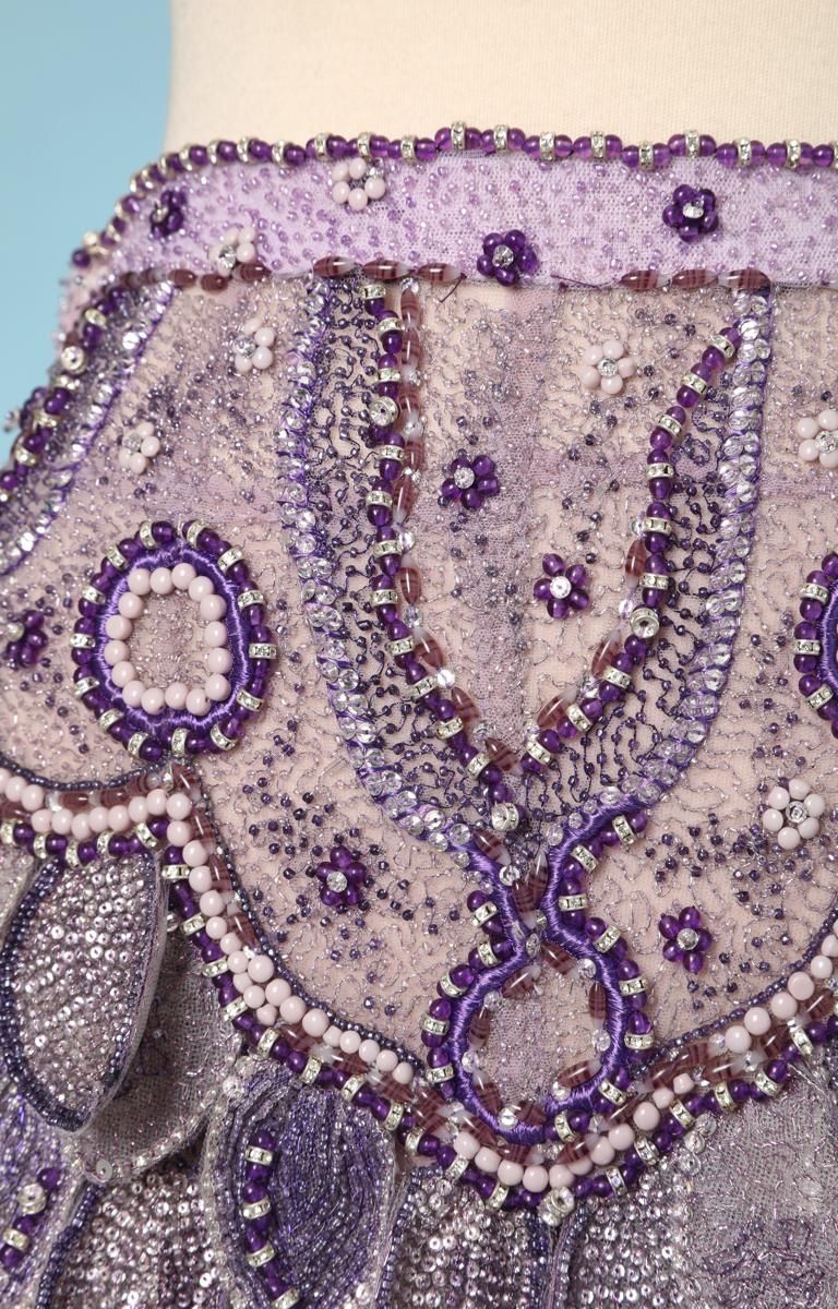 Pantalon vintage en tulle violet entièrement brodé de perles, paillettes et strass, Atelier Versace, avec des écailles en relief des hanches en haut des cuisses ;
Taille : 34 français
