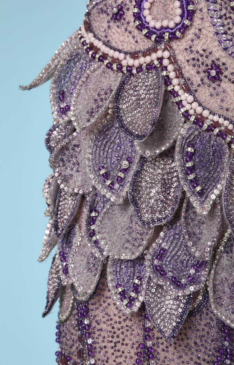 Gris Pantalon en tulle violet entièrement perlé et orné de strass Atelier Versace en vente