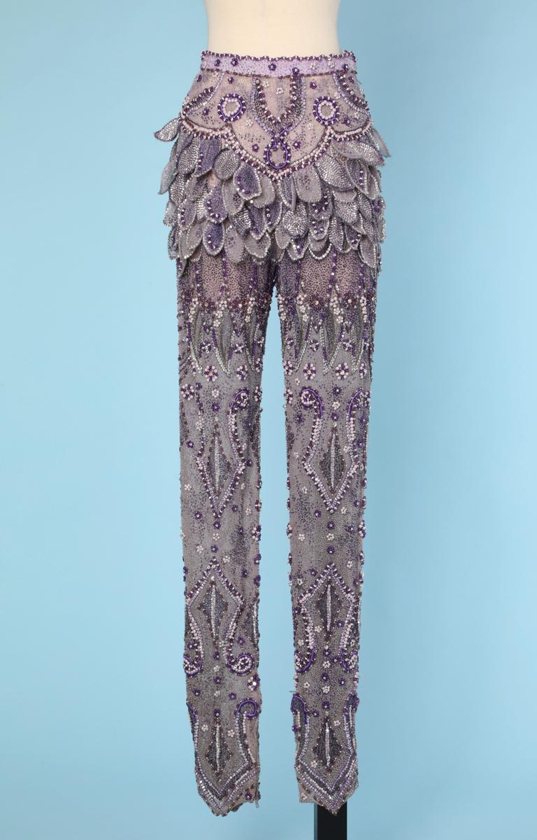 Pantalon en tulle violet entièrement perlé et orné de strass Atelier Versace en vente 1