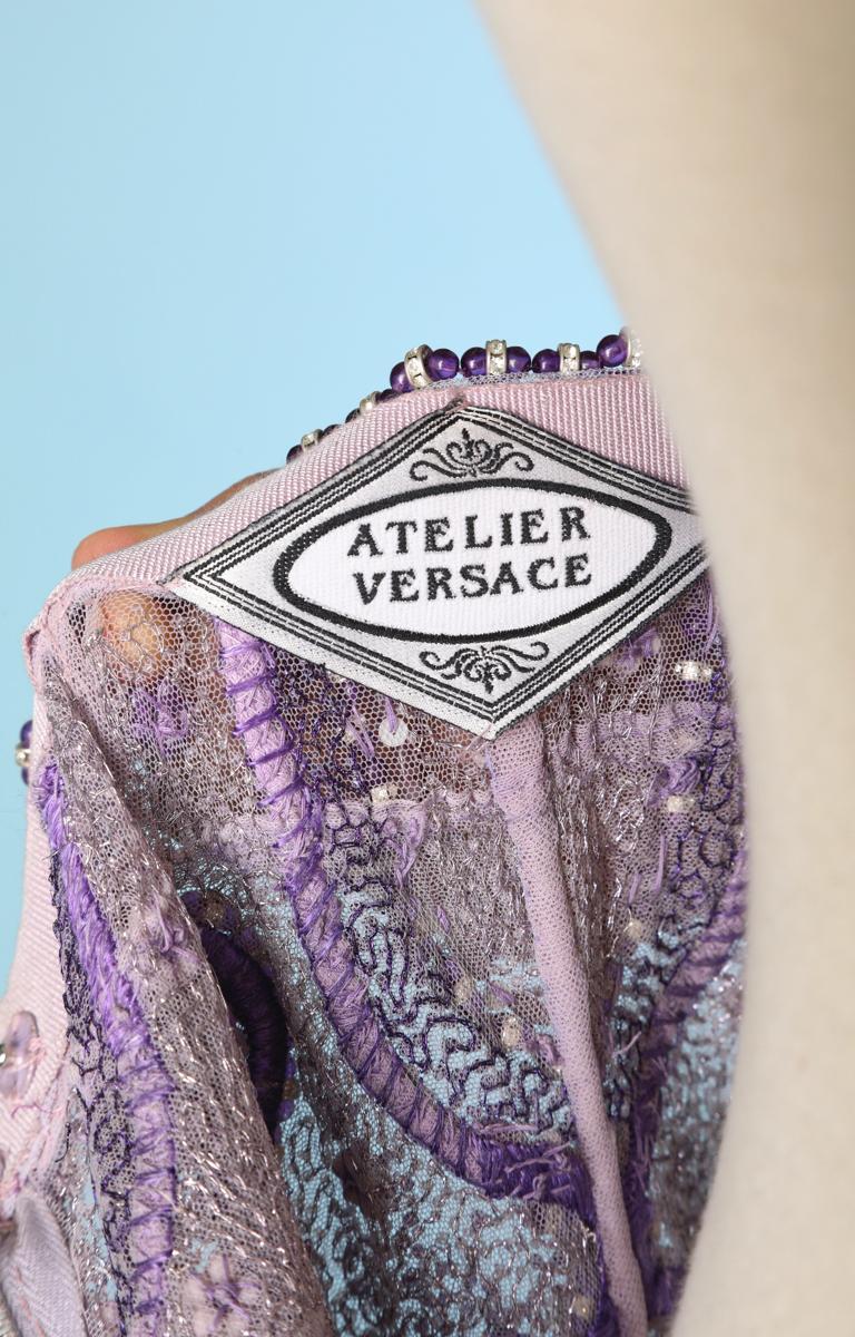 Pantalon en tulle violet entièrement perlé et orné de strass Atelier Versace en vente 2