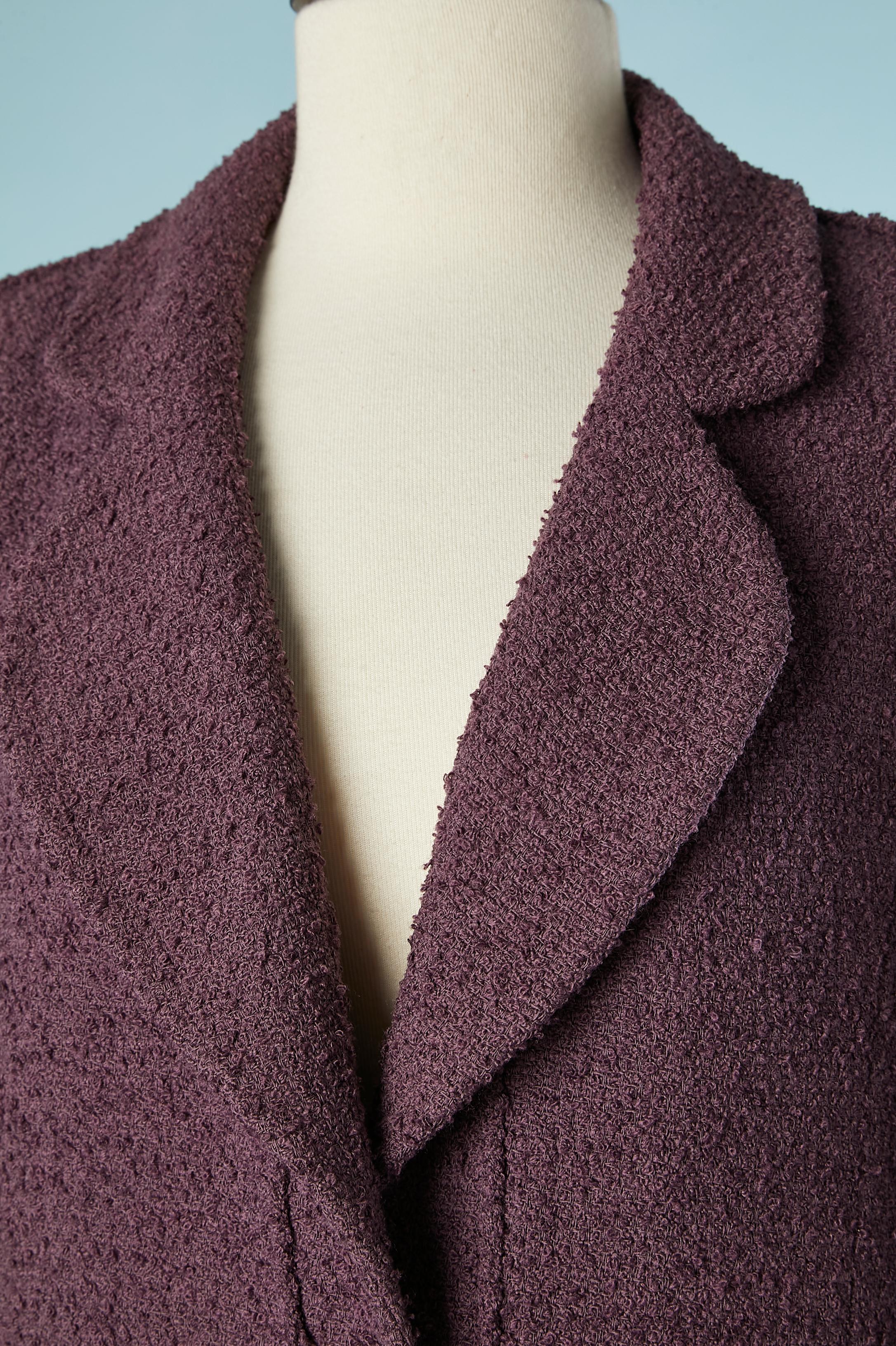 Veste en tweed violet à simple boutonnage. Bouton de marque. Travail de coupe sur les manches. Pad d'épaule. Doublure en soie.
TAILLE L ( pas d'étiquette de taille, ni de composition du tissu)
