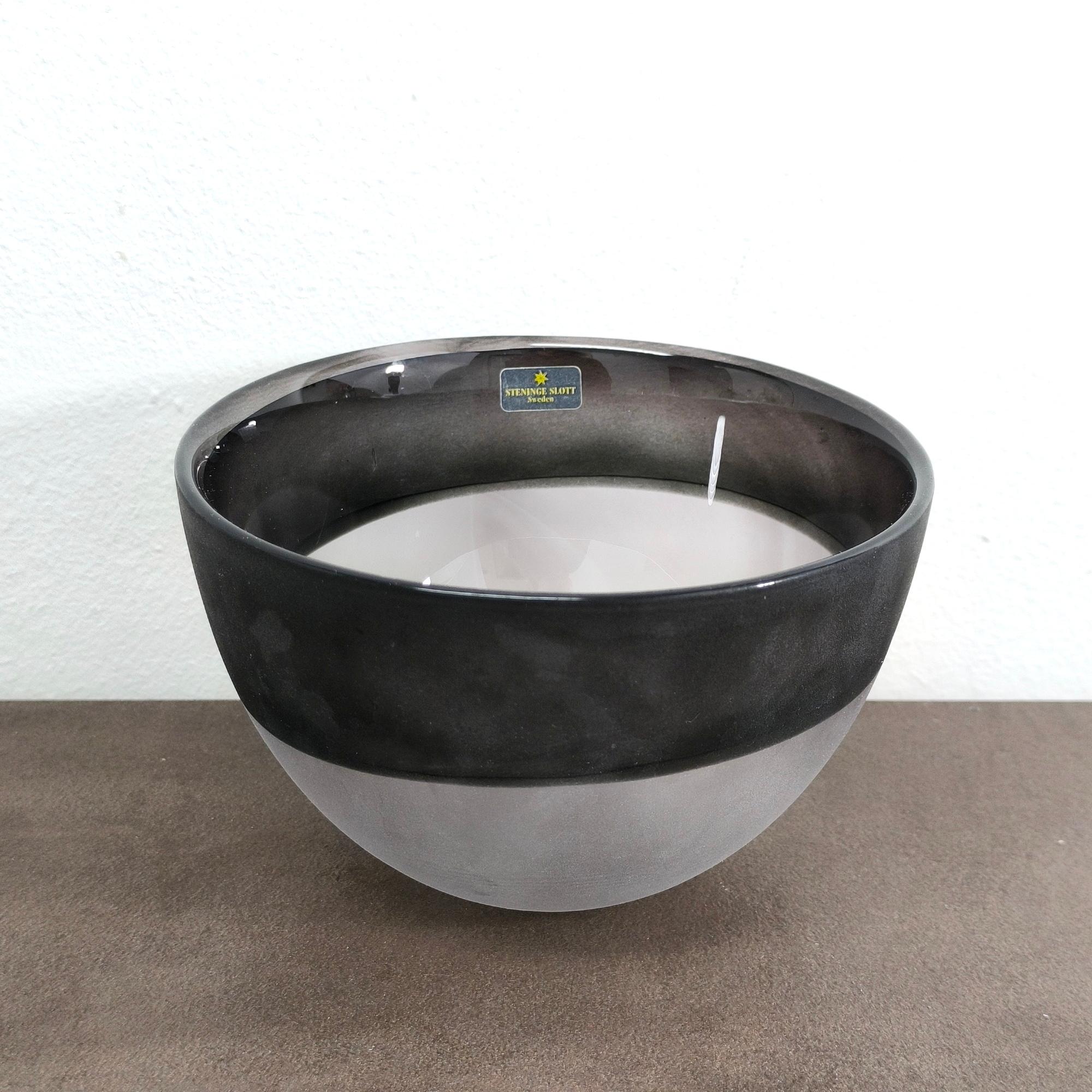 Purple Two-Tone Art Glass Bowl, Minimalist Design, Ideal for a Winter Gift. For Sale 6