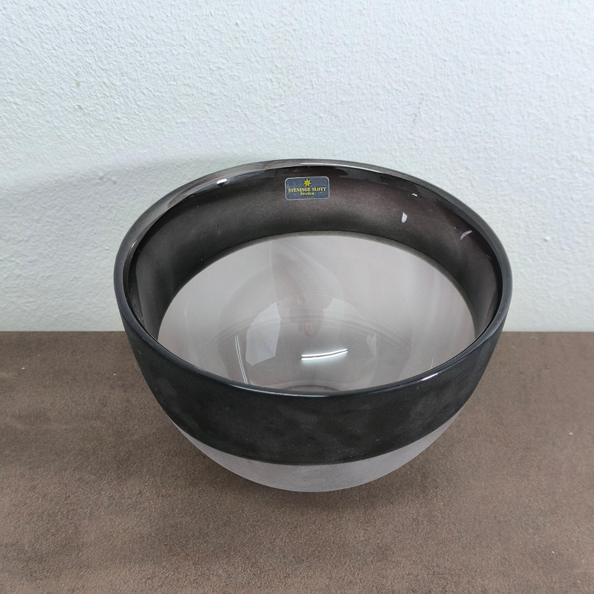 An authentic glass bowl by Steninge Slot, a celebrated Swedish manufacturer known for its refined craftsmanship. Featuring its original maker’s label, this piece is a testament to timeless Nordic artistry.
Expertly crafted, it has a dark purple