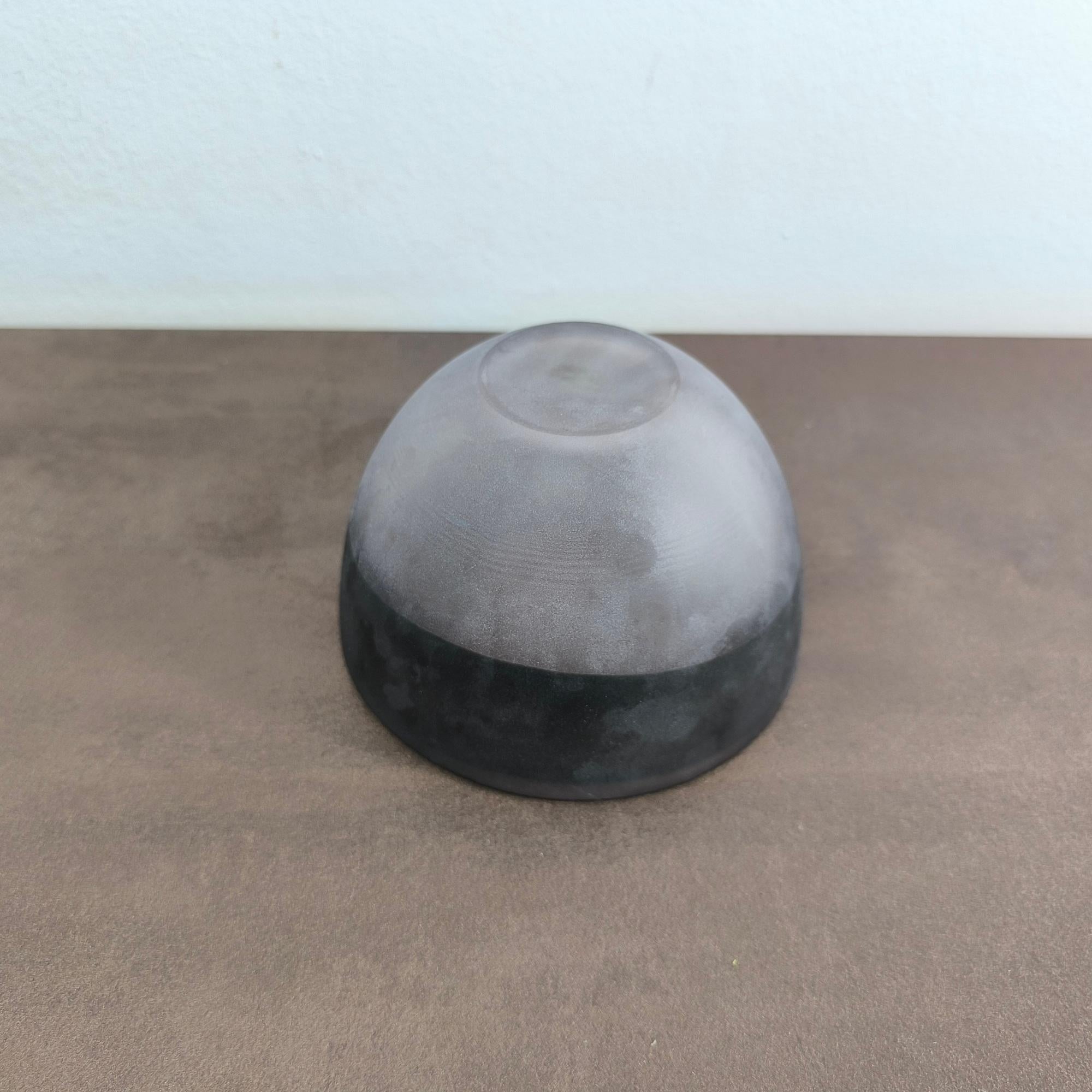 Purple Two-Tone Art Glass Bowl, Minimalist Design, Ideal for a Winter Gift. In Excellent Condition For Sale In Bochum, NRW