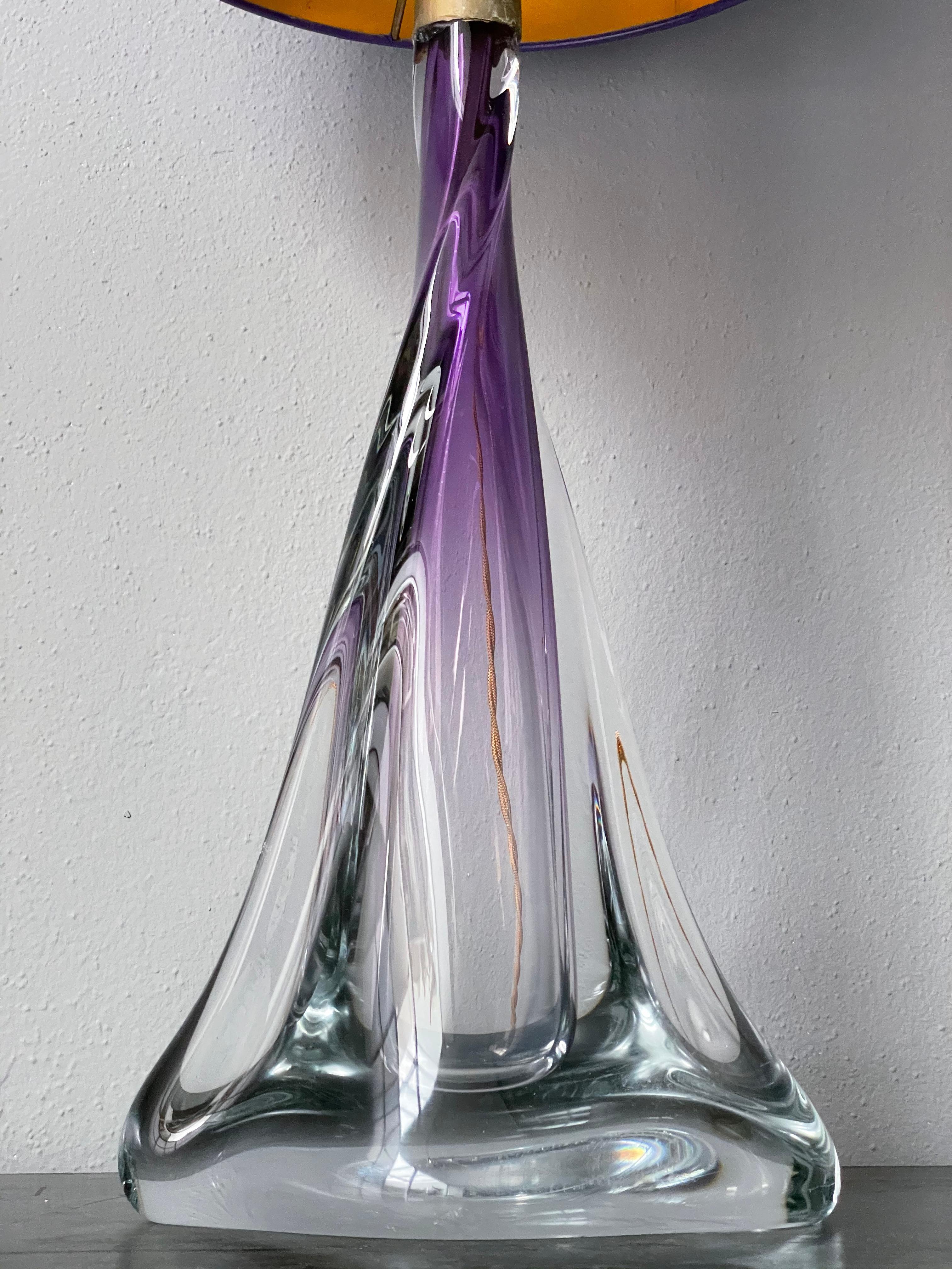 Art déco Grande lampe de bureau en cristal violet, signée par Vannes Le Chatel, France en vente