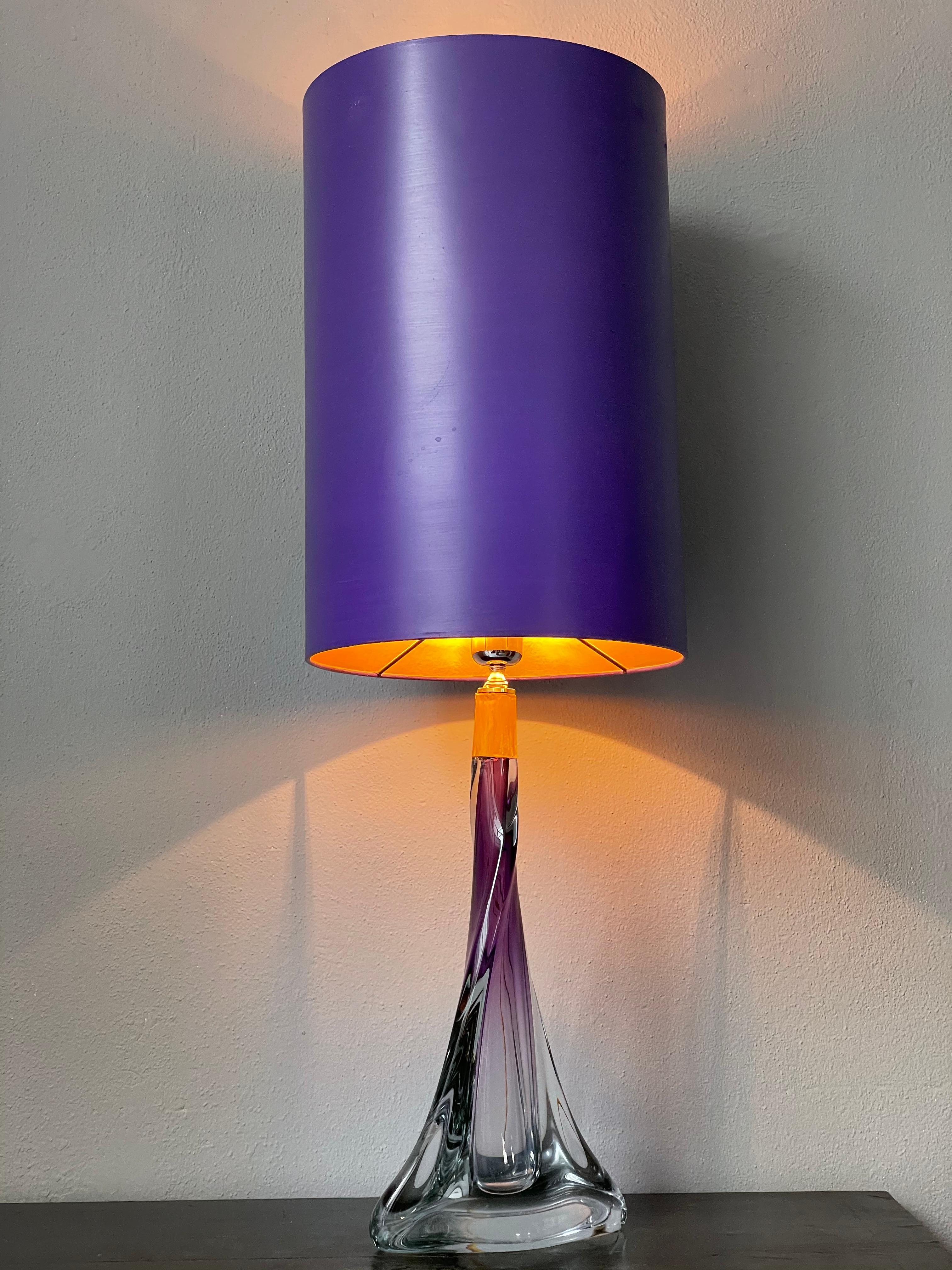 Français Grande lampe de bureau en cristal violet, signée par Vannes Le Chatel, France en vente